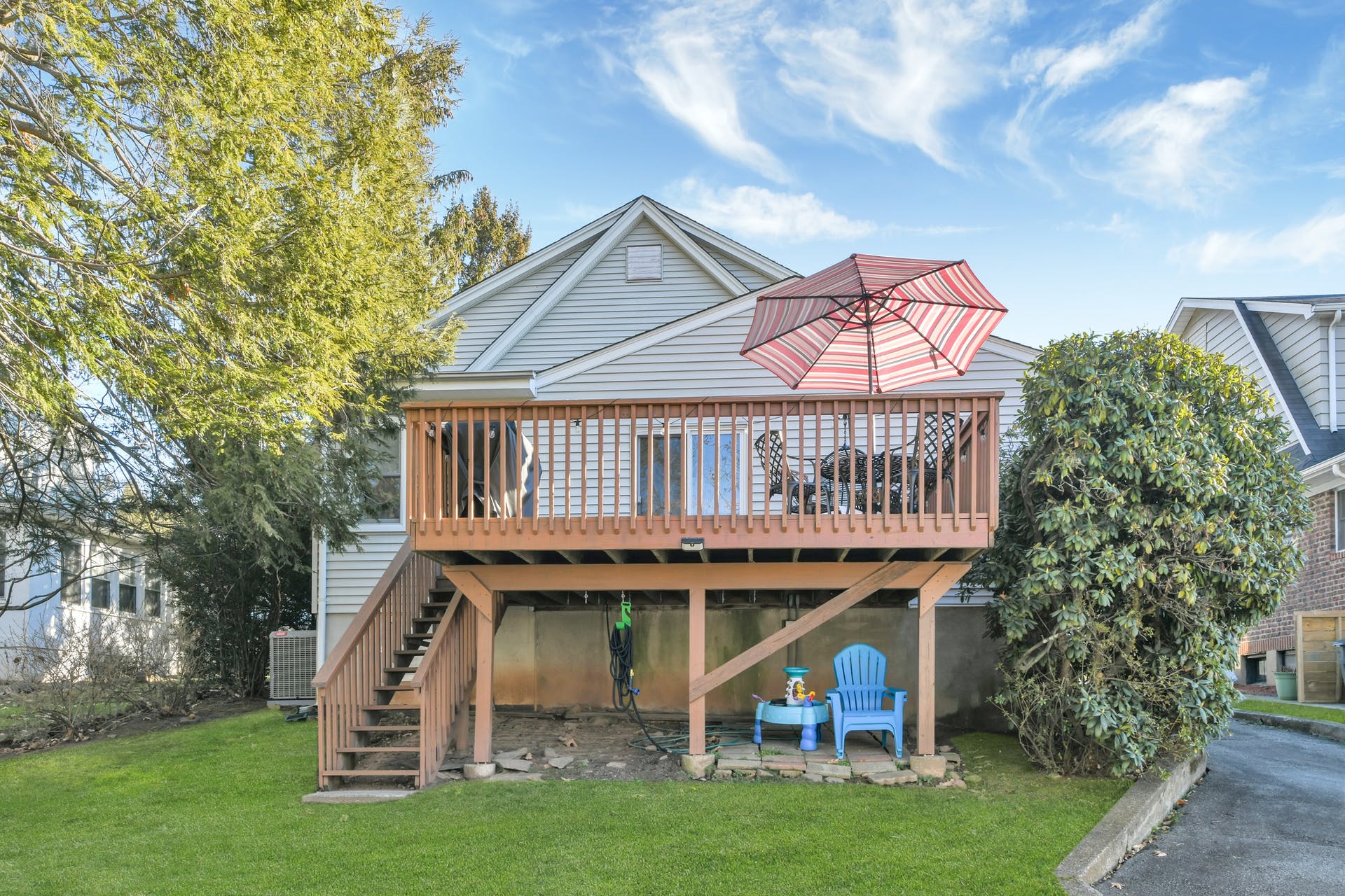 827 Bogert Rd