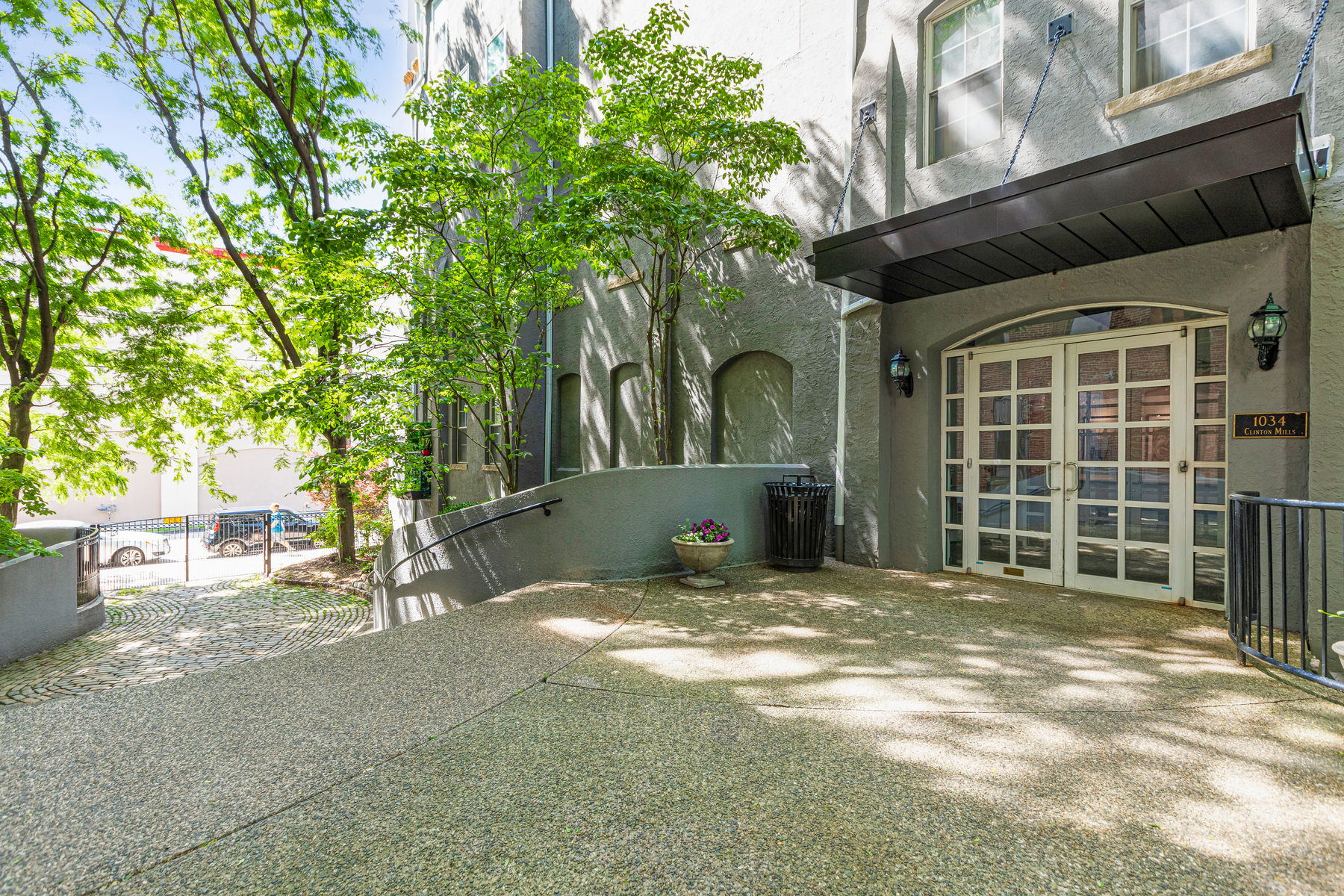 1034 Clinton Street, #404