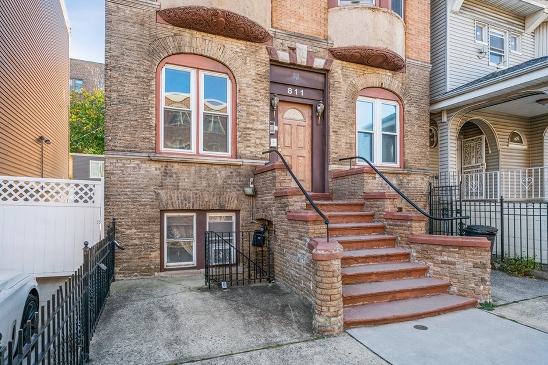 811 Montgomery Street, #2L