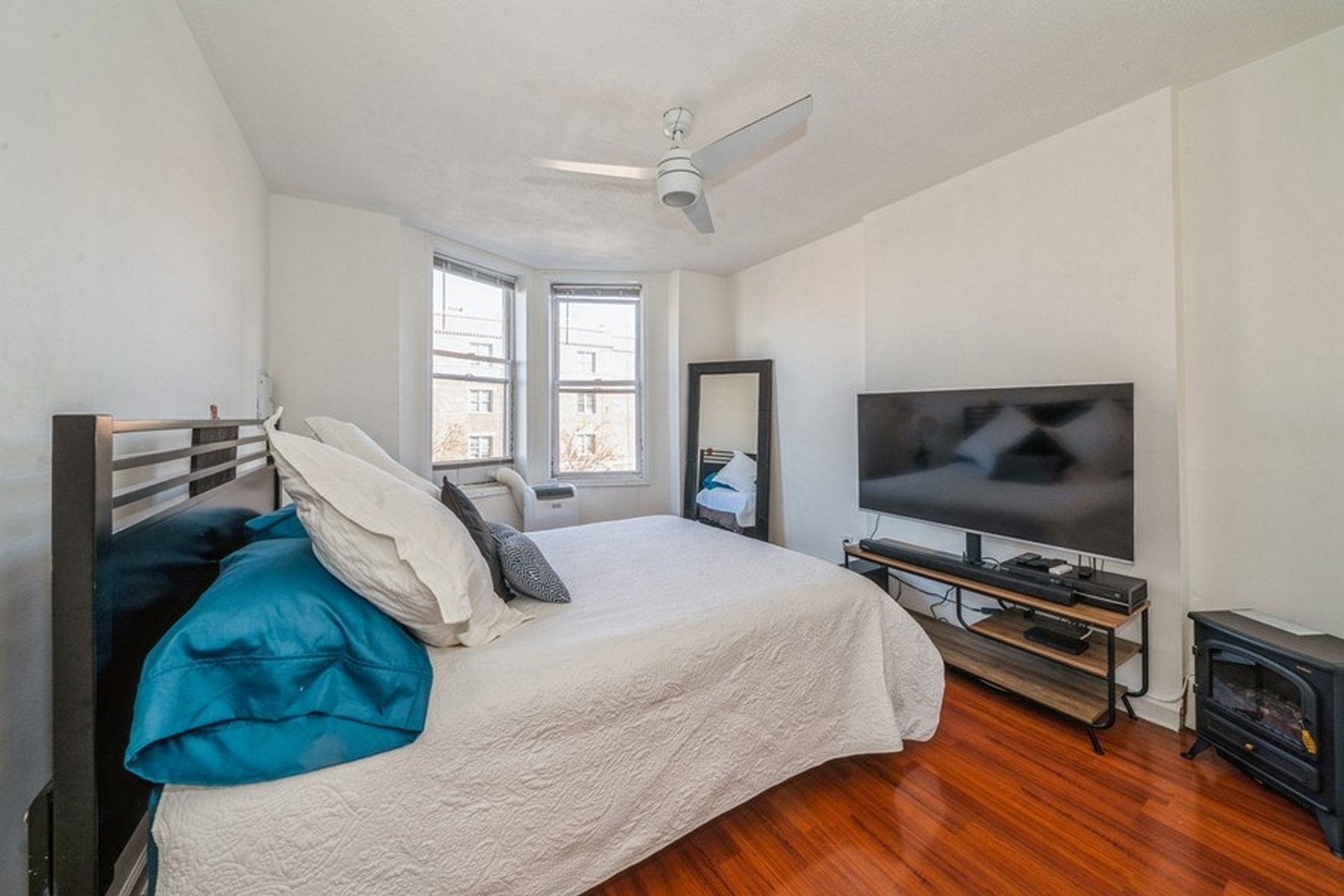 811 Montgomery Street, #2L