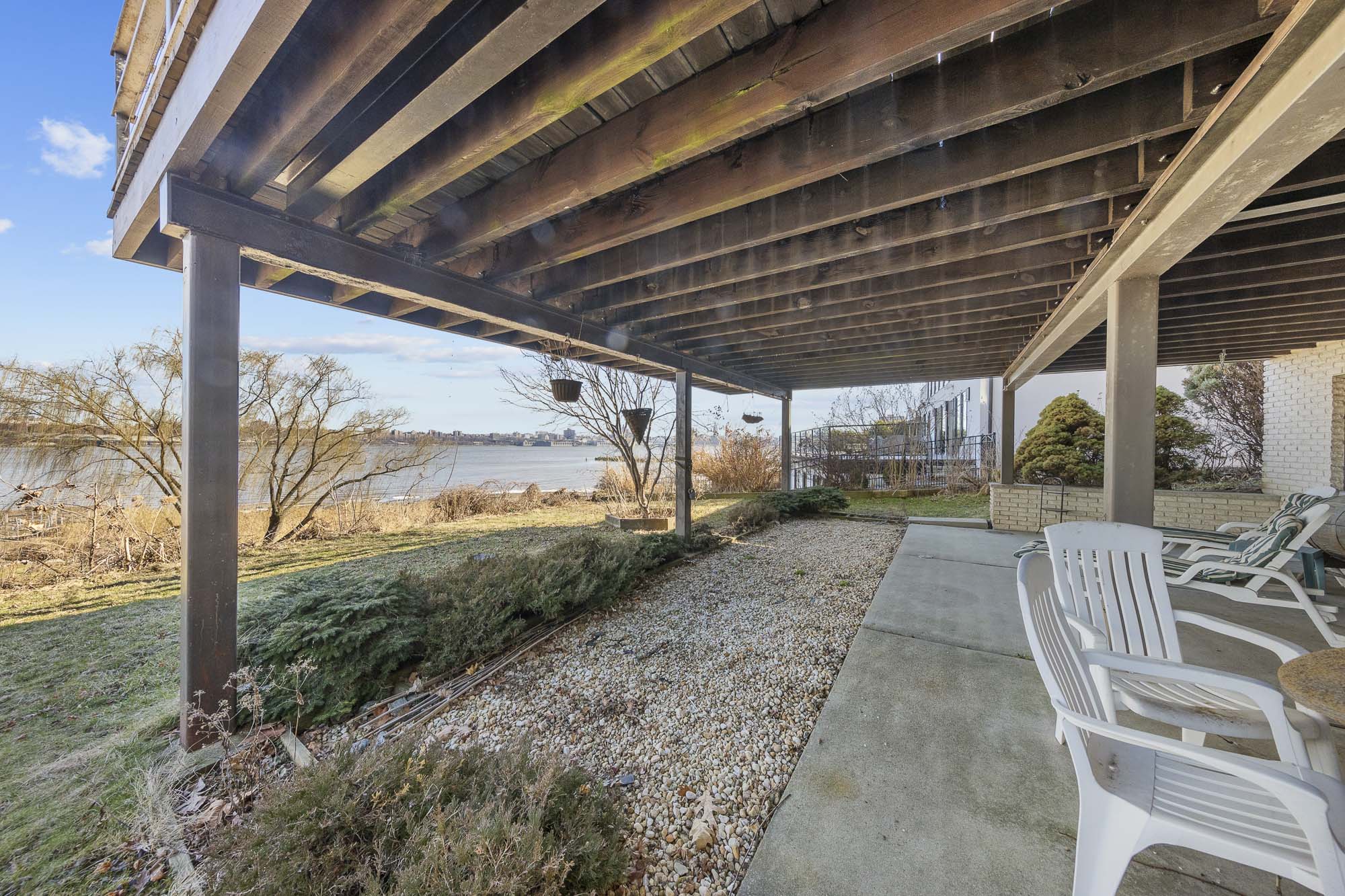16 Vista Ln