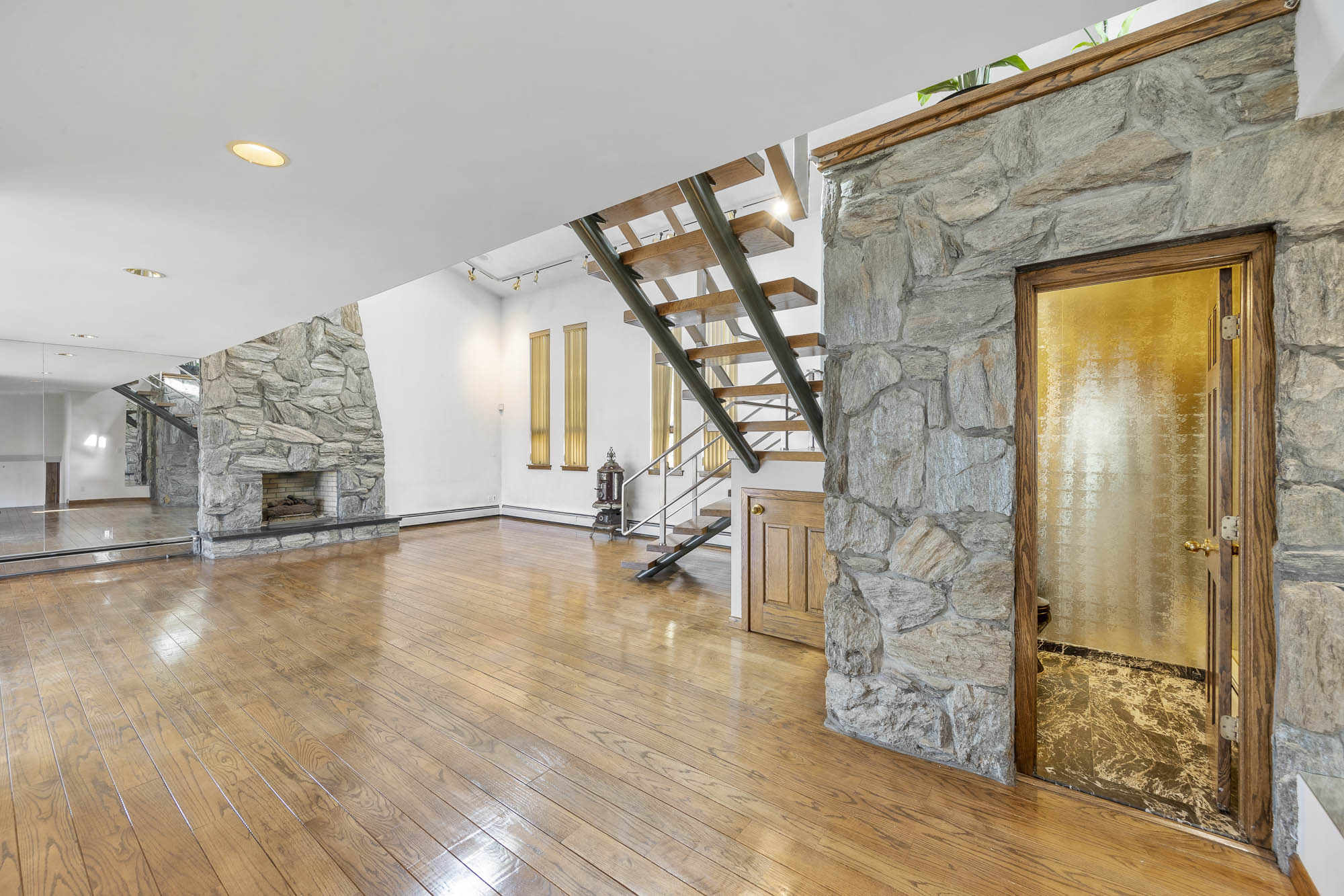 16 Vista Ln