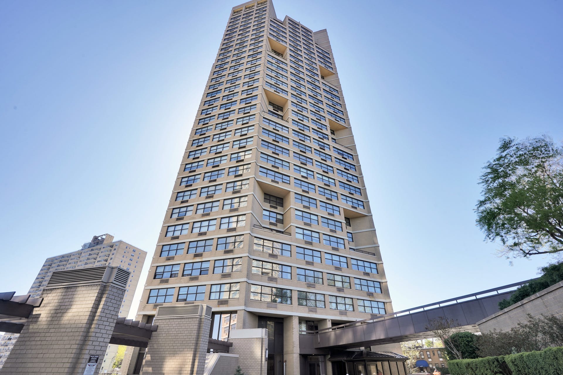 7000 Blvd East 50D