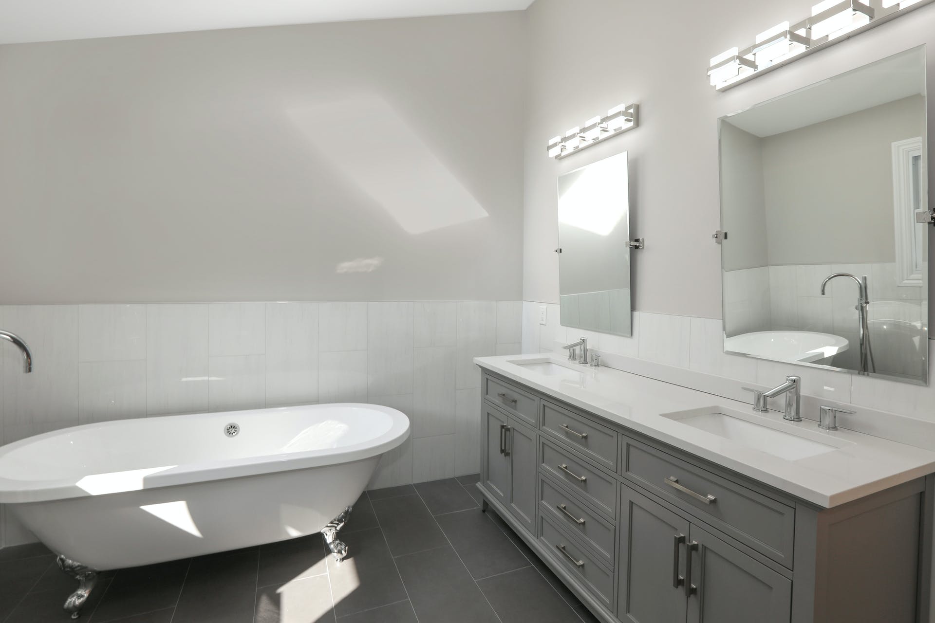 2461A Rossett St. 