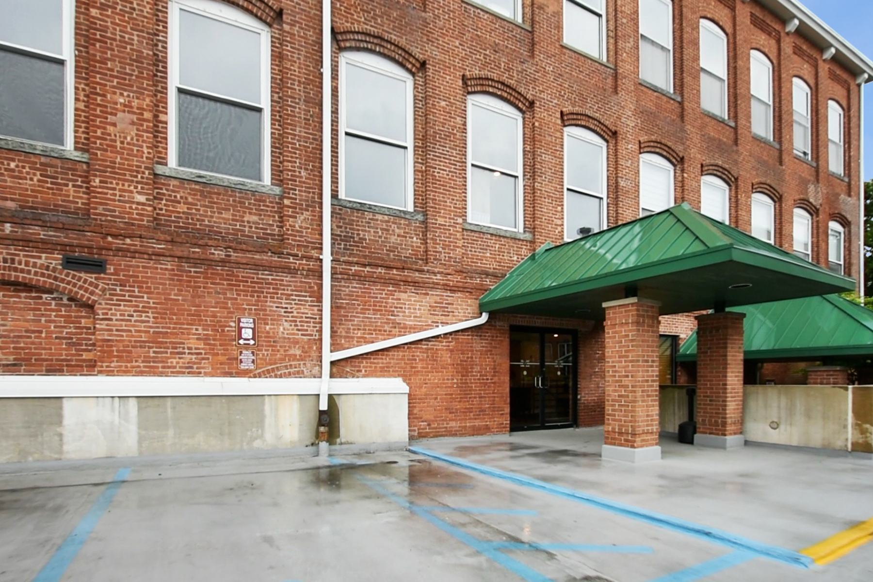 220 Main Street, #303