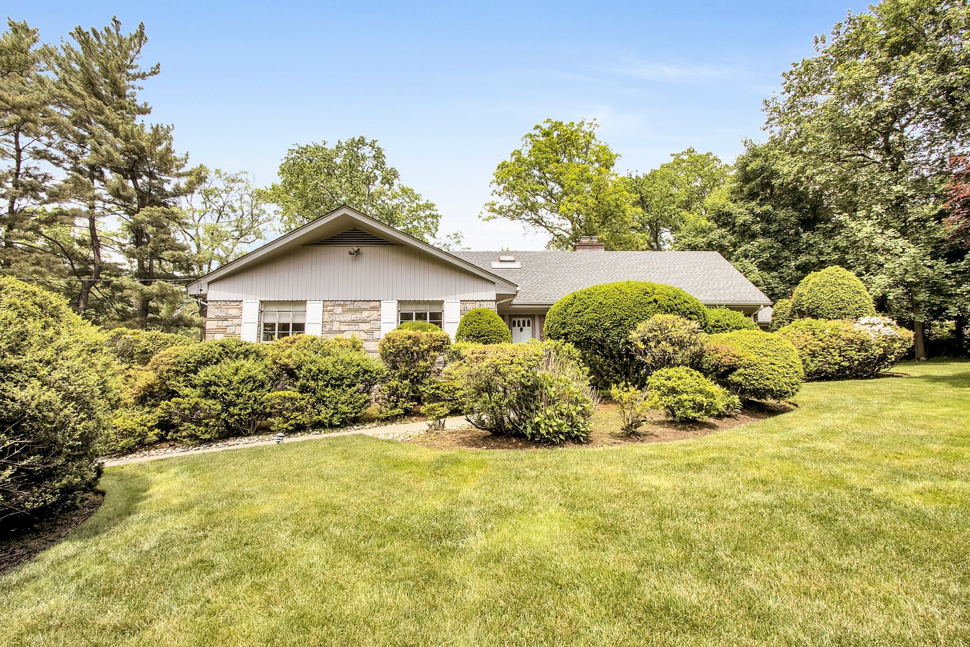2 North Brae Court