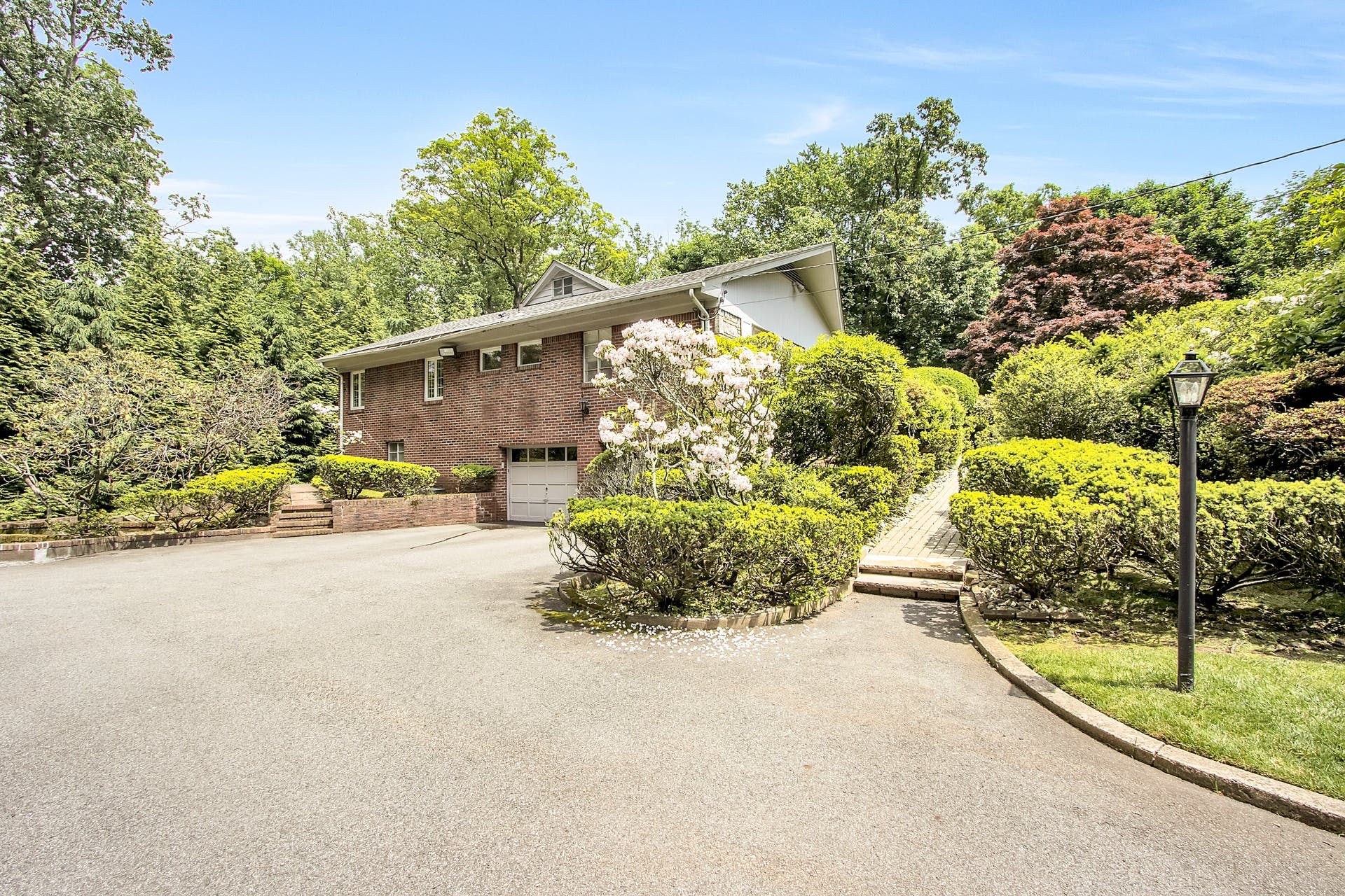 2 North Brae Court