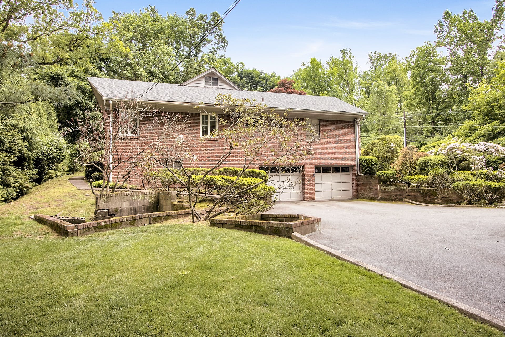 2 North Brae Court