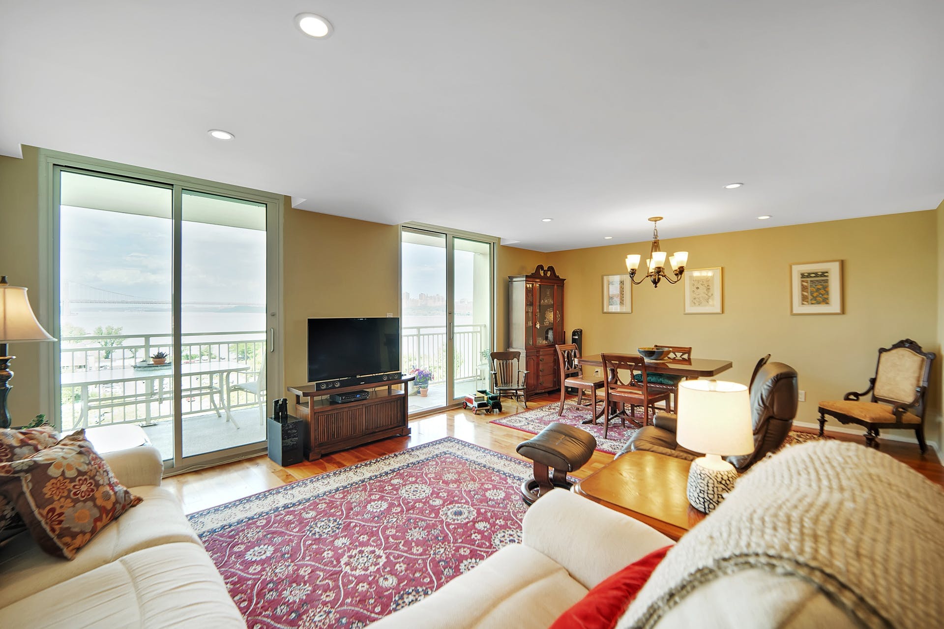 1055 River Road, #910 