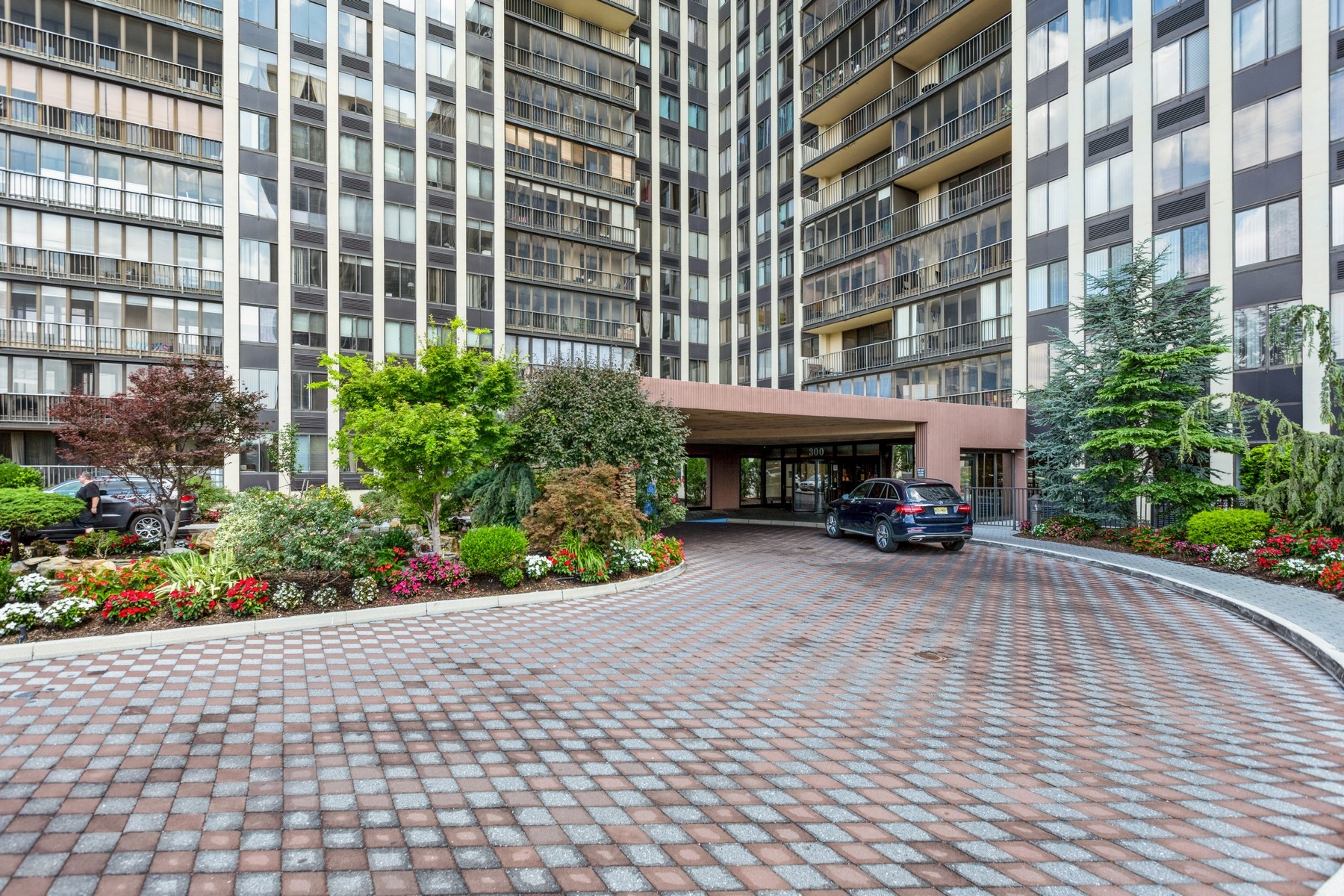 300 Winston Drive, #1907