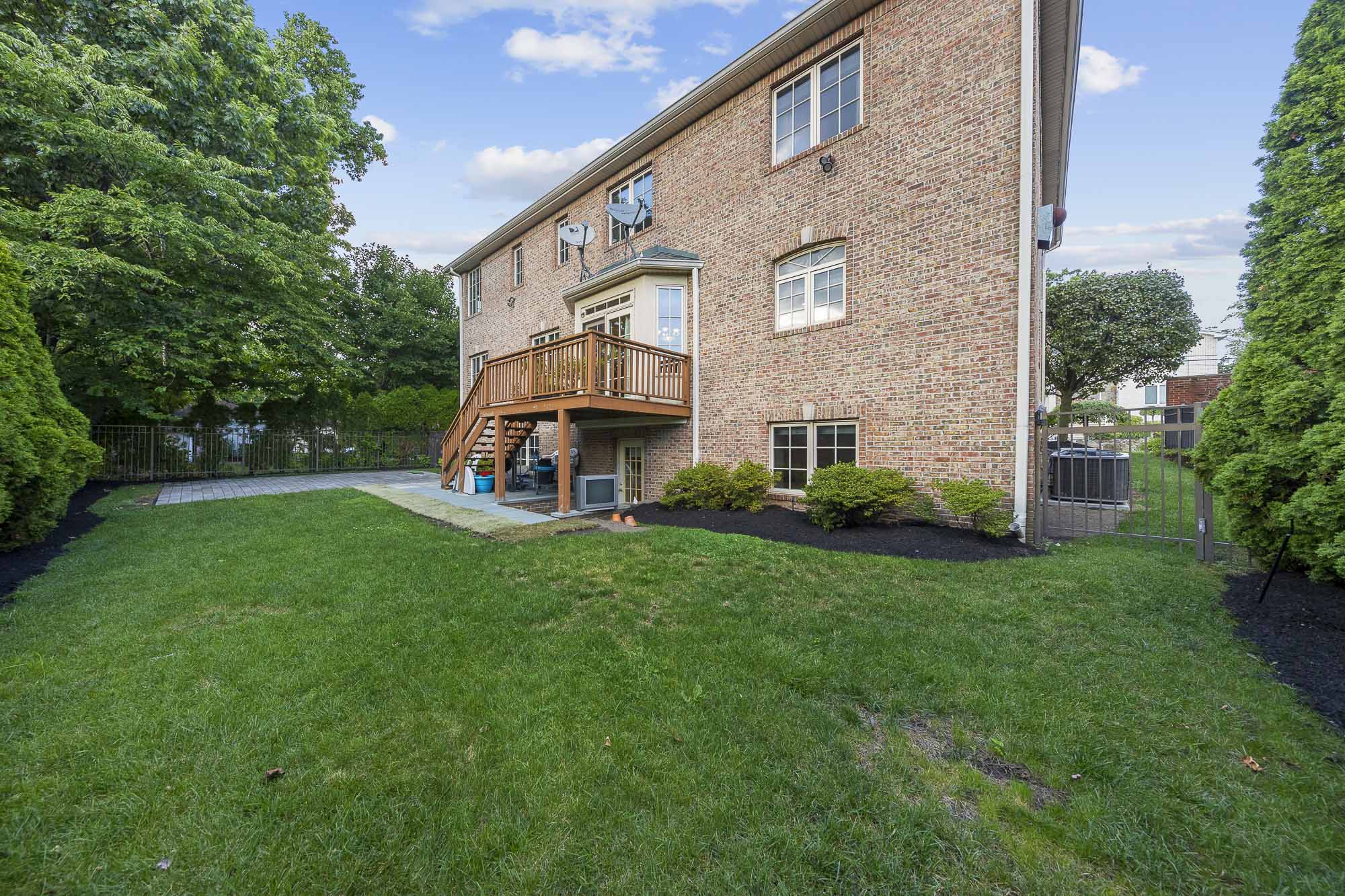 1093 Briar Way 