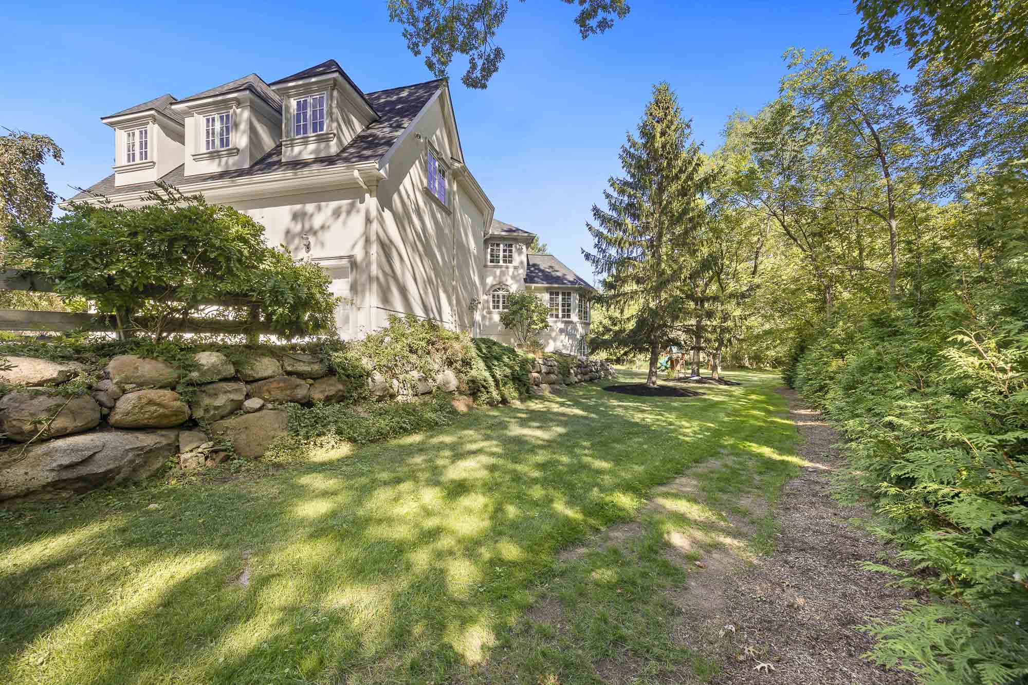 10 Emerald Woods Court