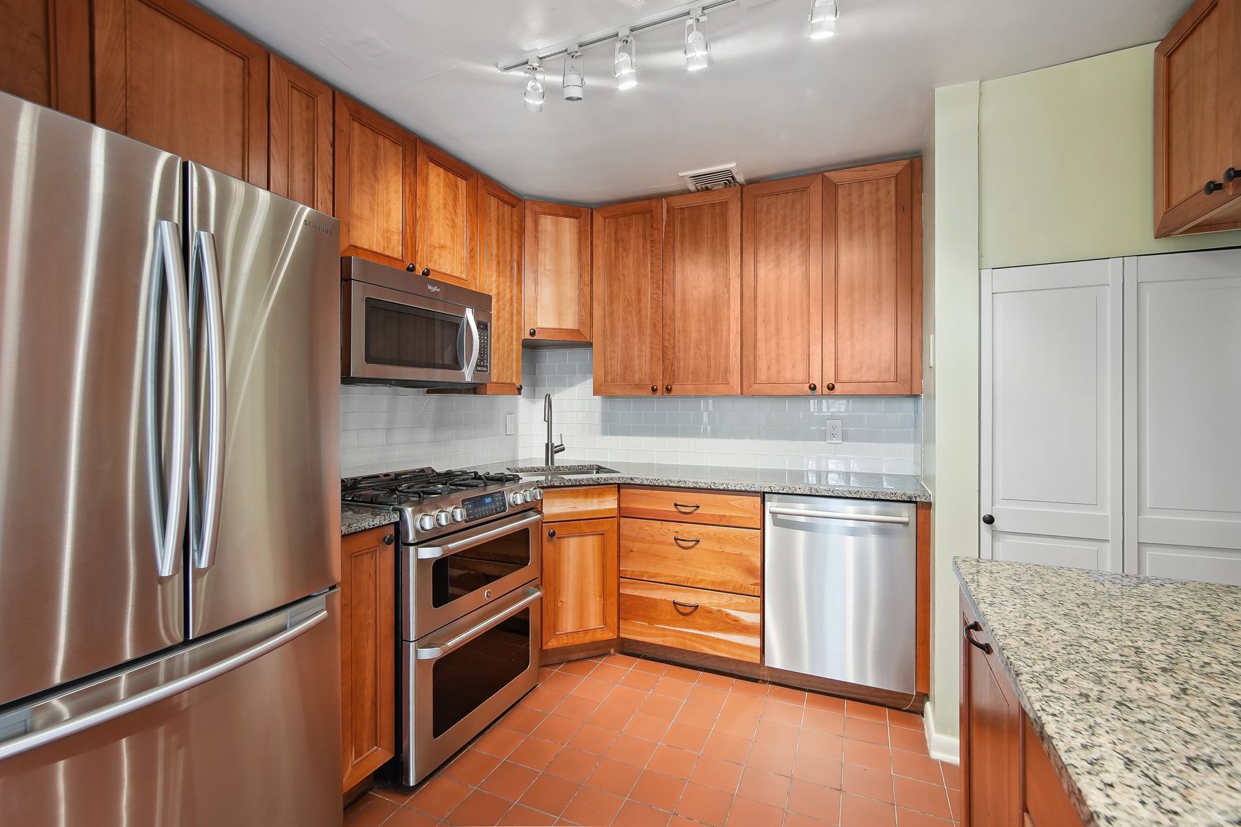 297 Montgomery St Unit# 4E