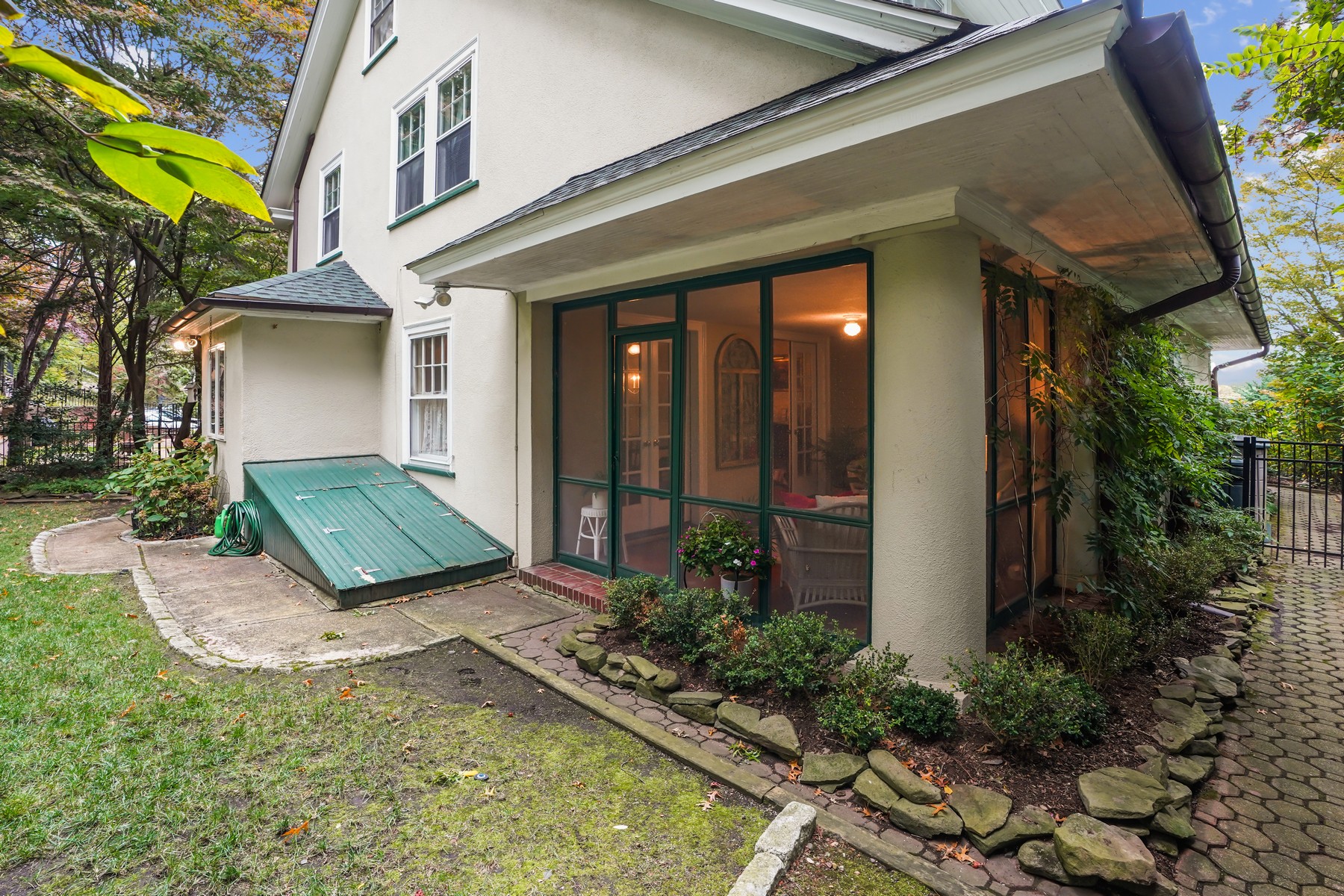 138 N. Mountain Avenue