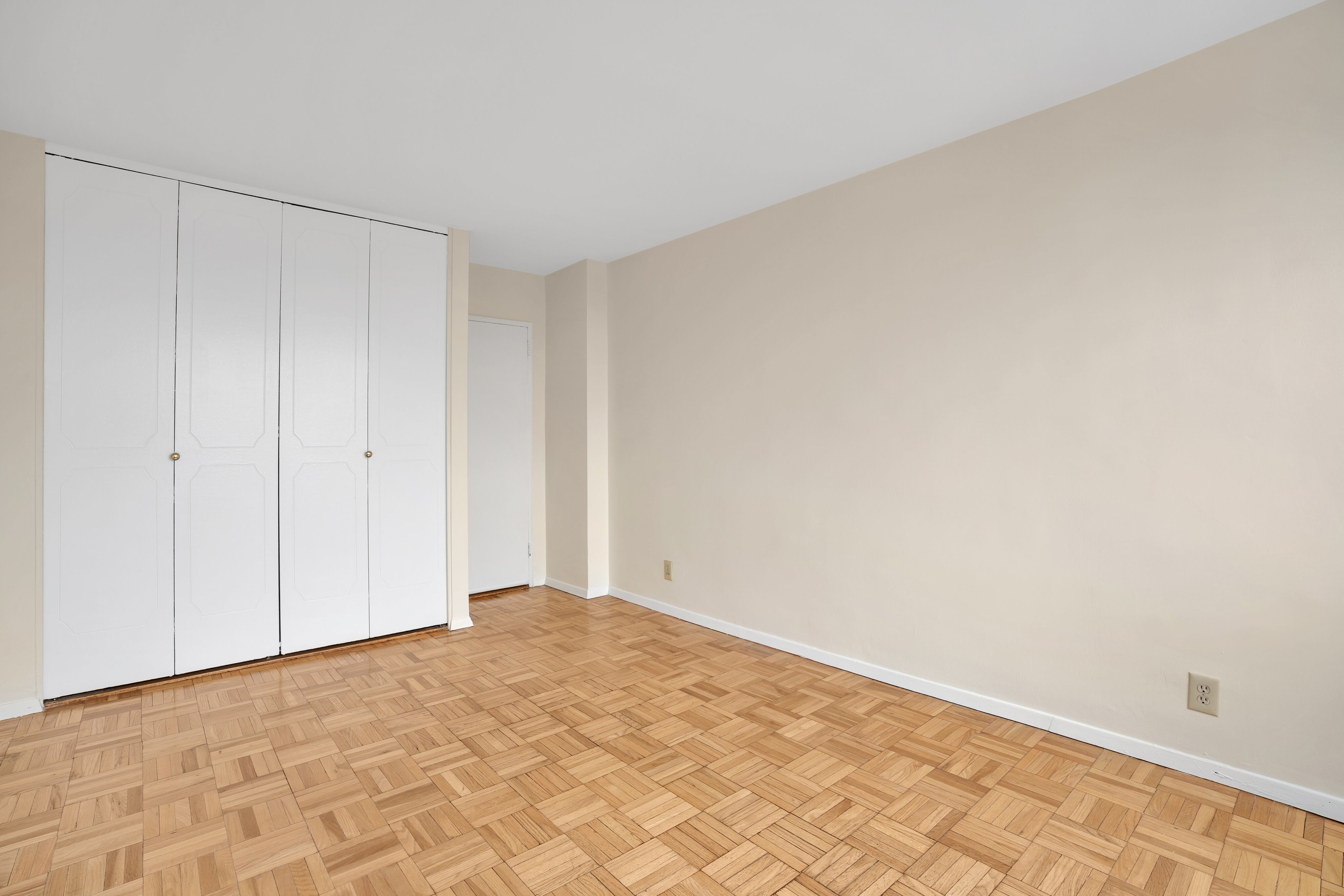 2000 Linwood Avenue, #22L