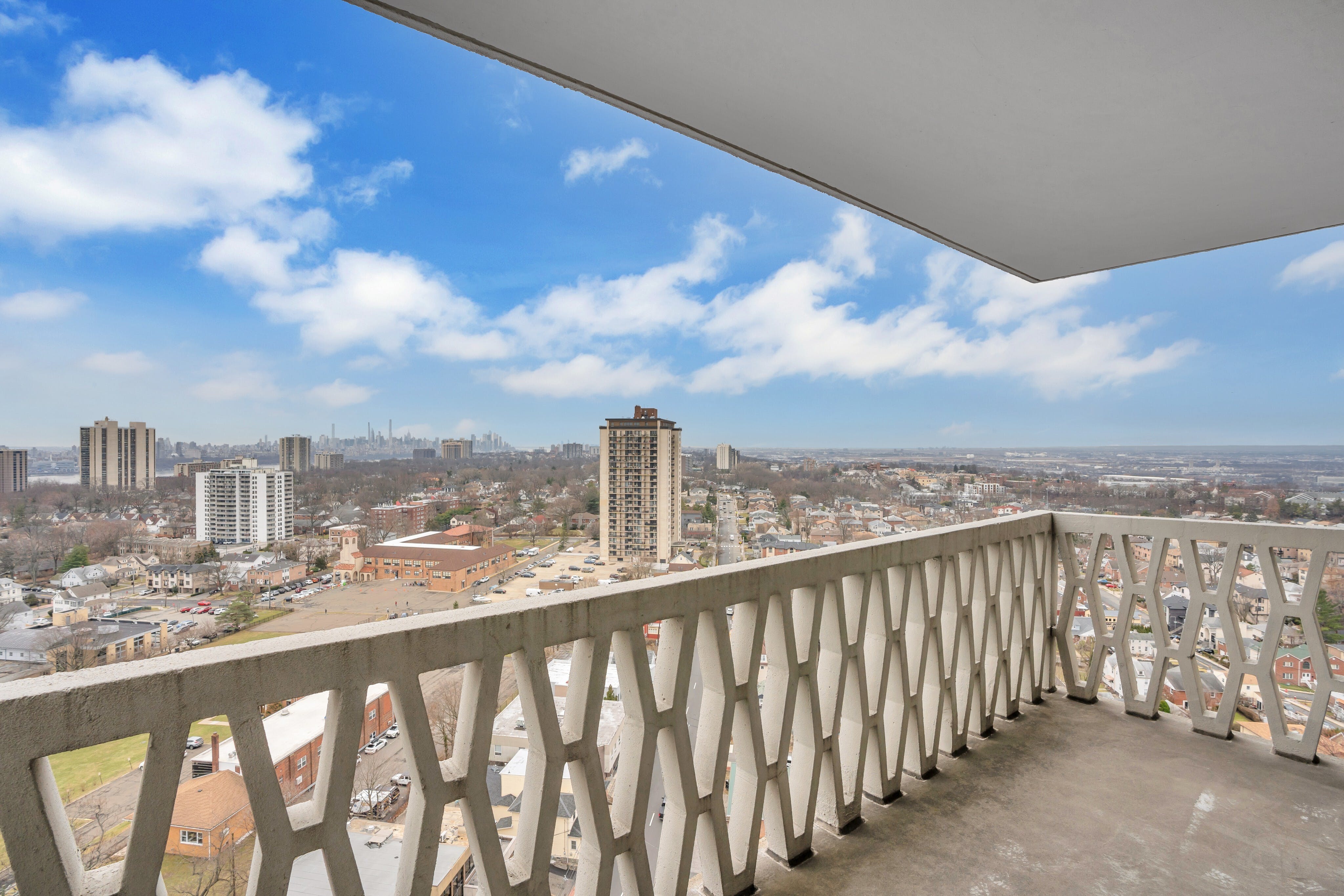 2000 Linwood Avenue, #22L