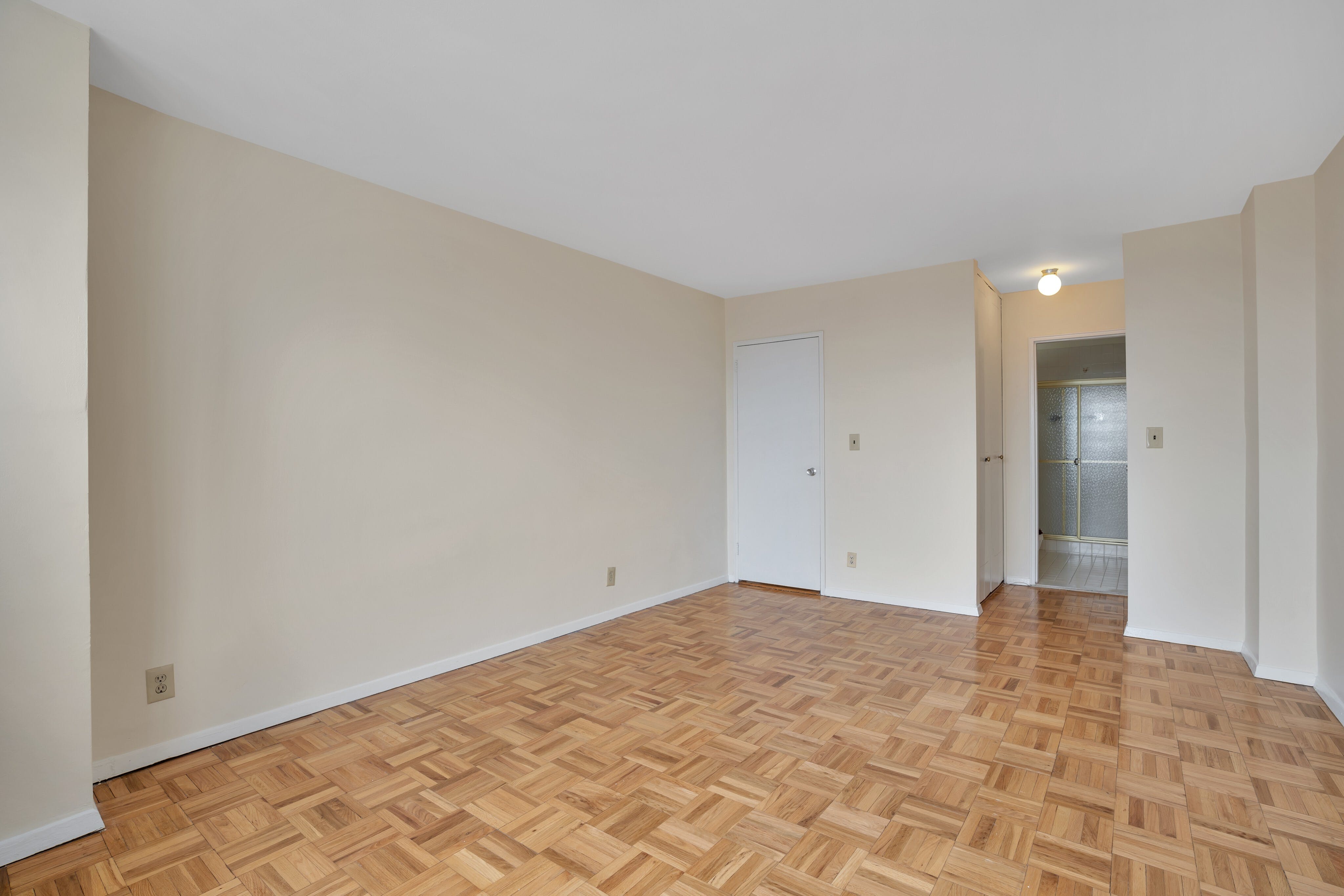 2000 Linwood Avenue, #22L
