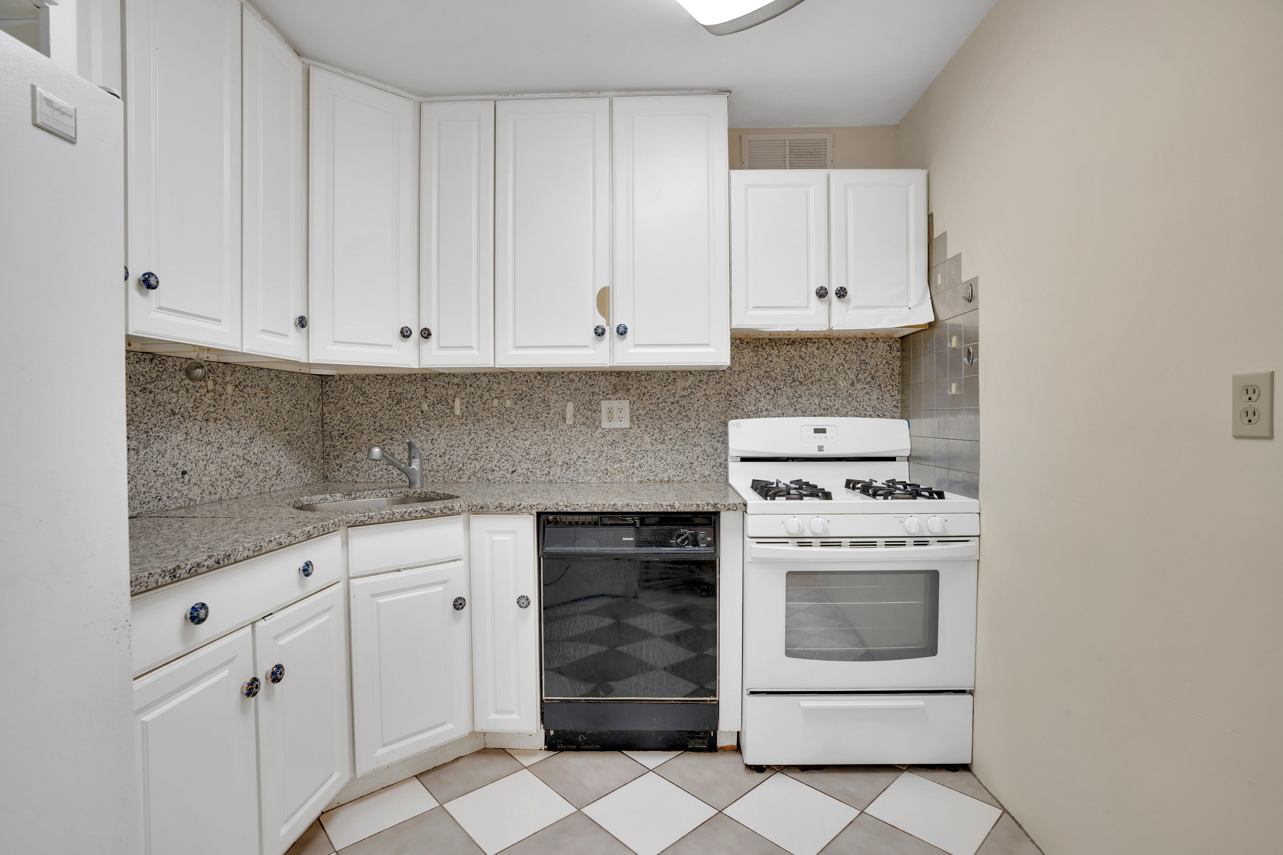 2000 Linwood Avenue, #22L