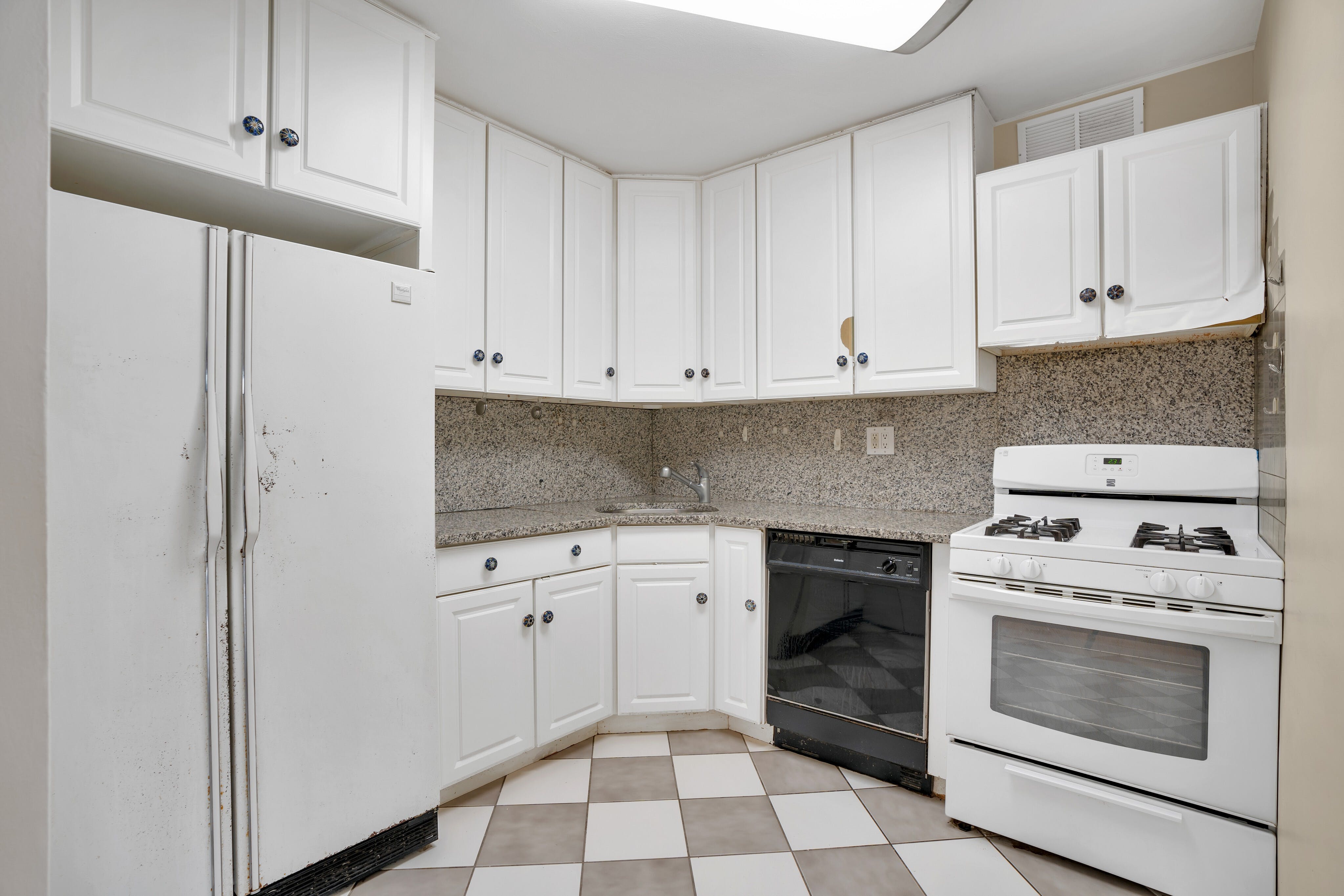 2000 Linwood Avenue, #22L