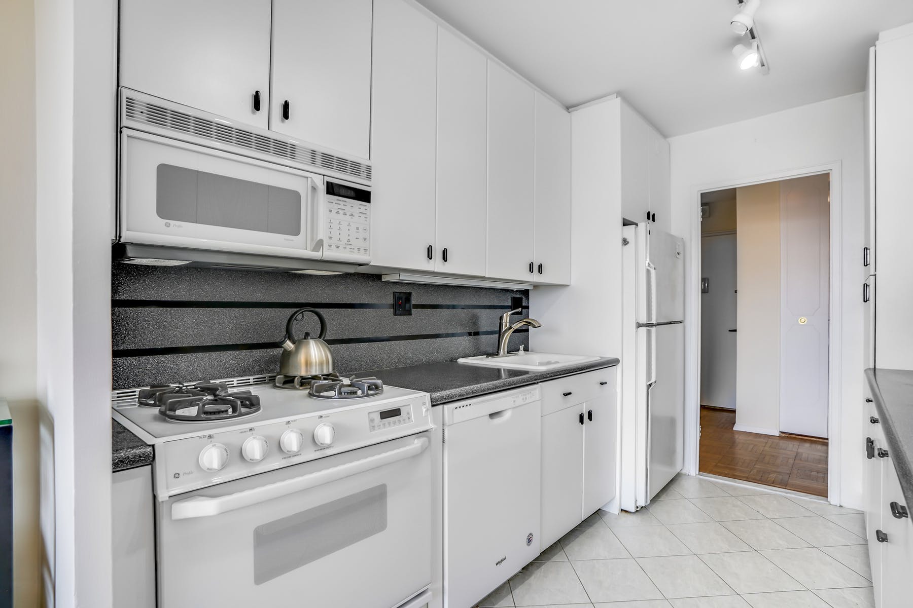 2000 Linwood Avenue, #9V 