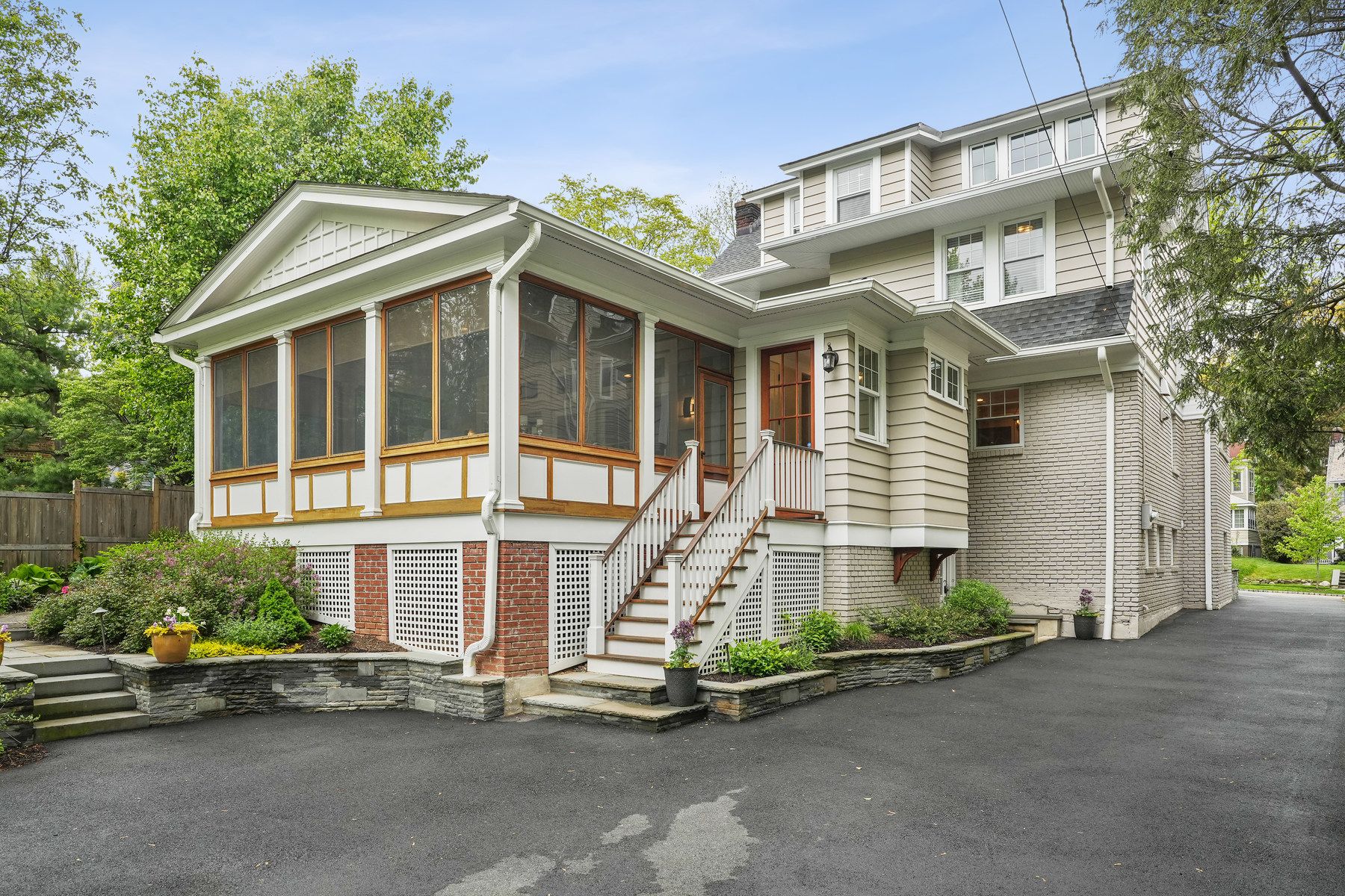 142 Bellevue Ave 