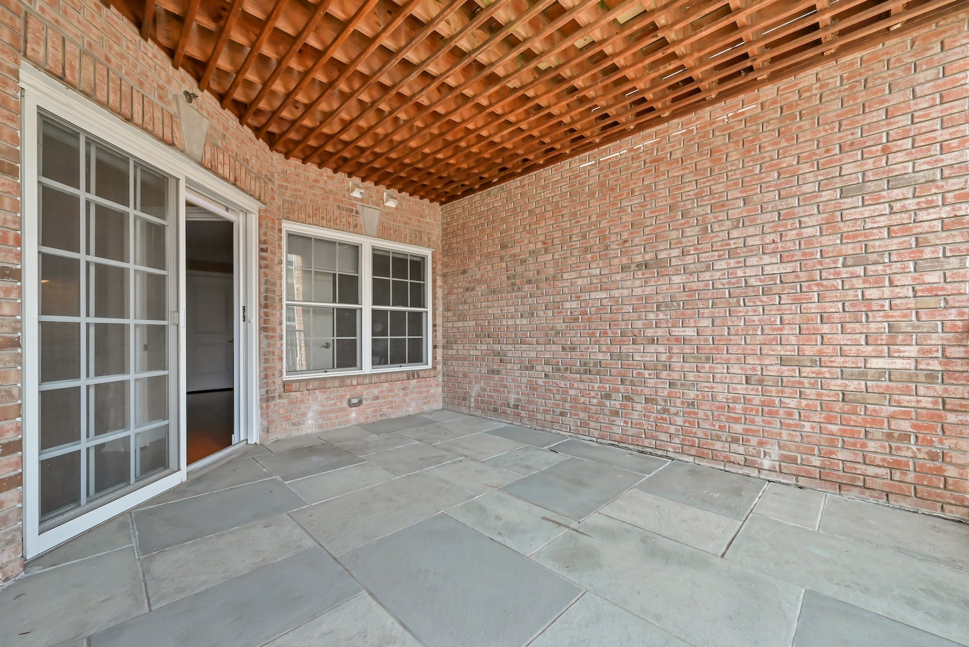 1203 Rio Vista Ln 