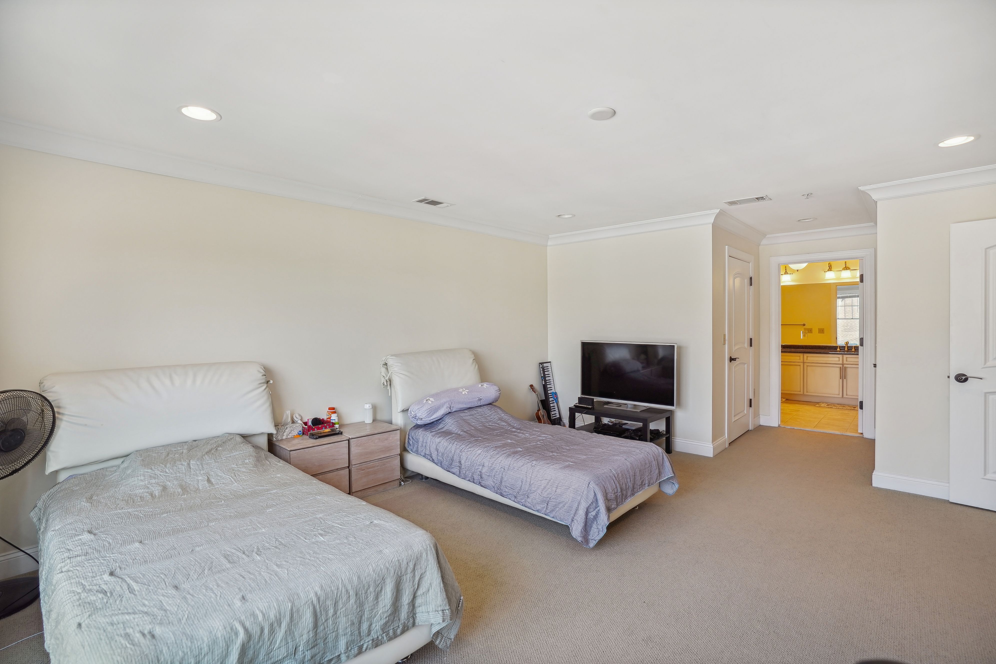 2307 The Plaza Unit# 2307
