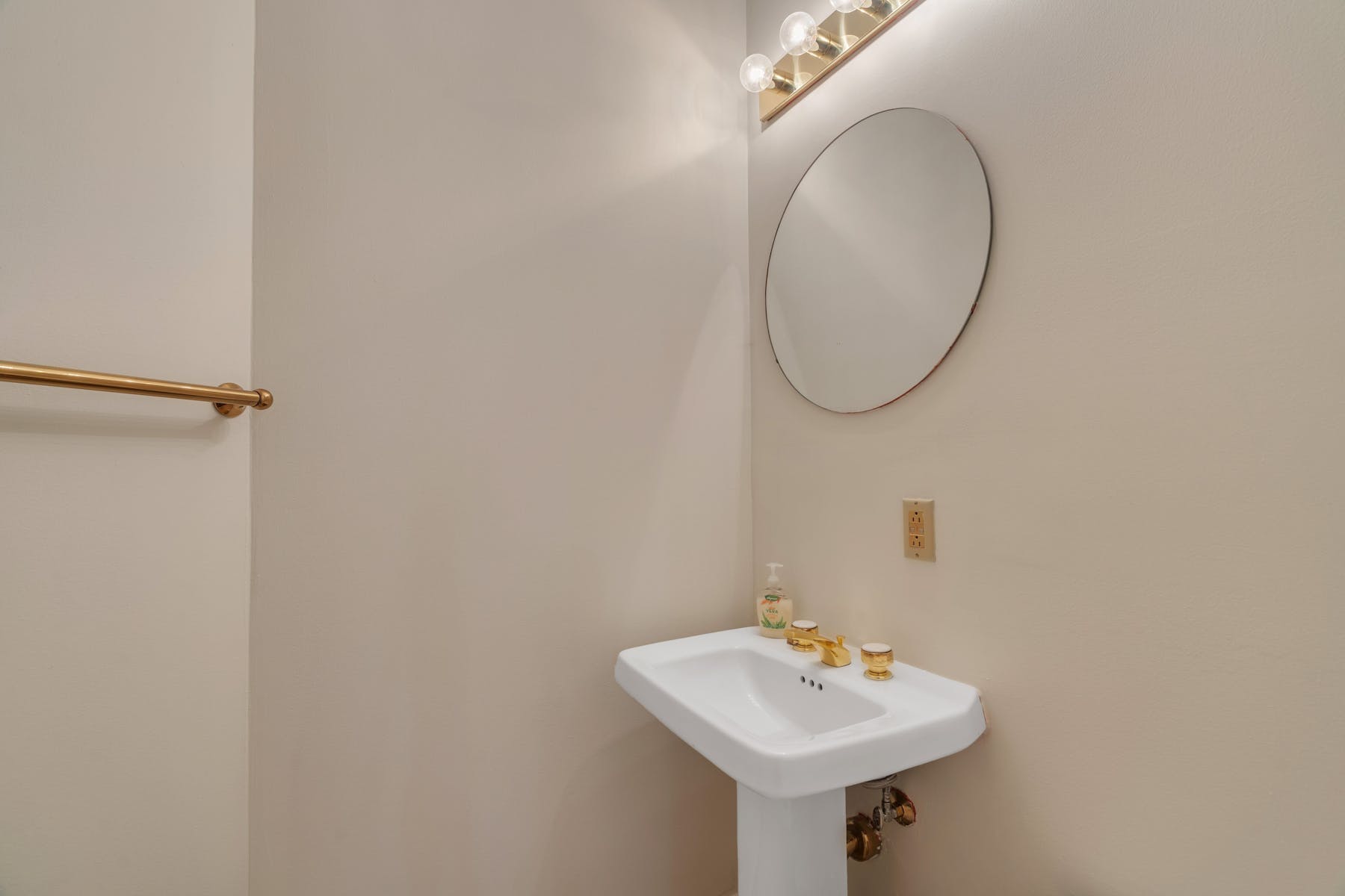 100 Carlyle Drive 8KN 