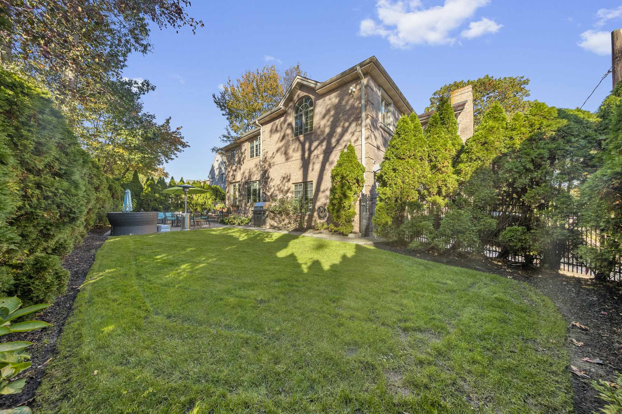 1087 Briar Way 