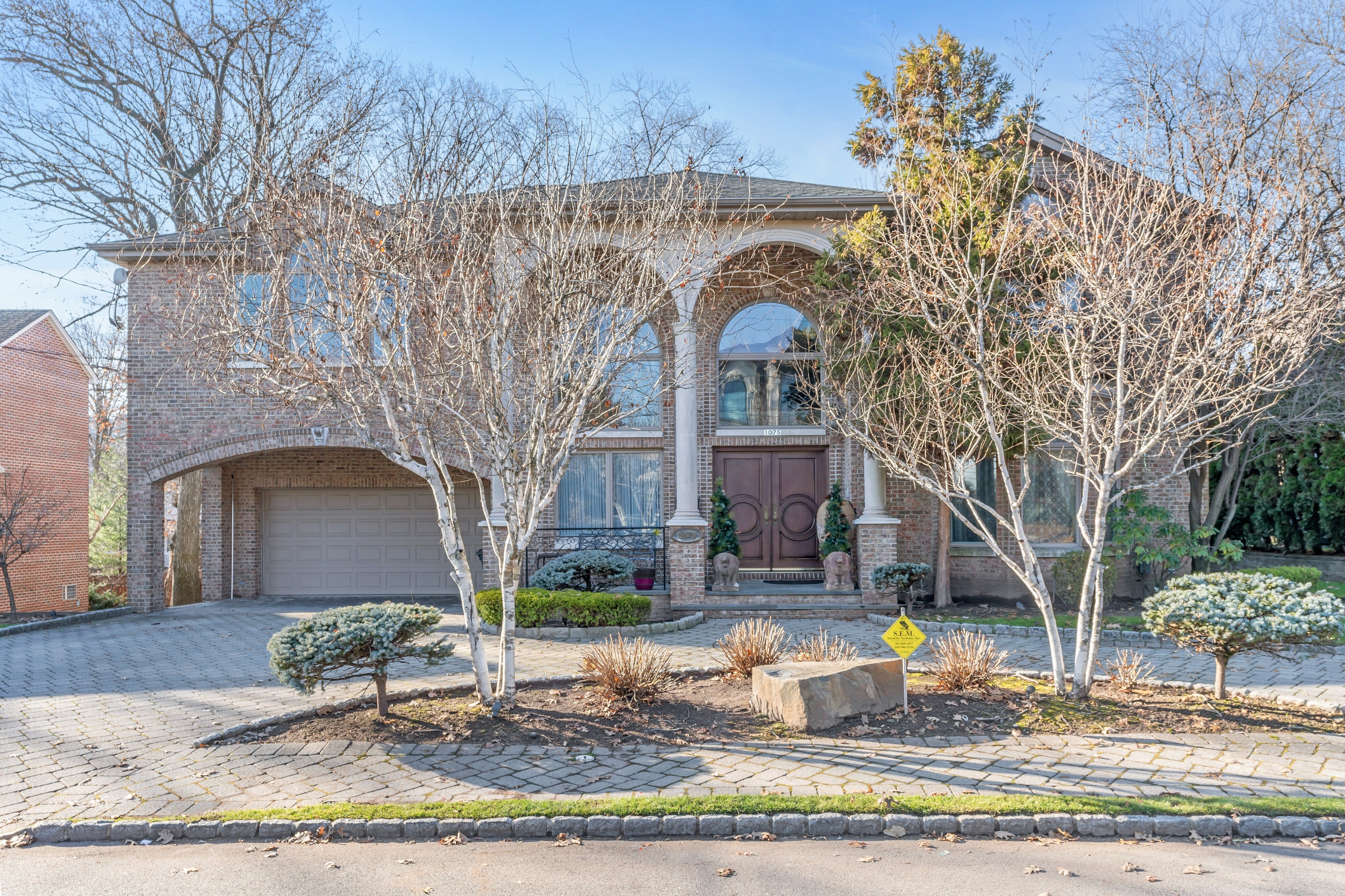 1075 Briar Way 