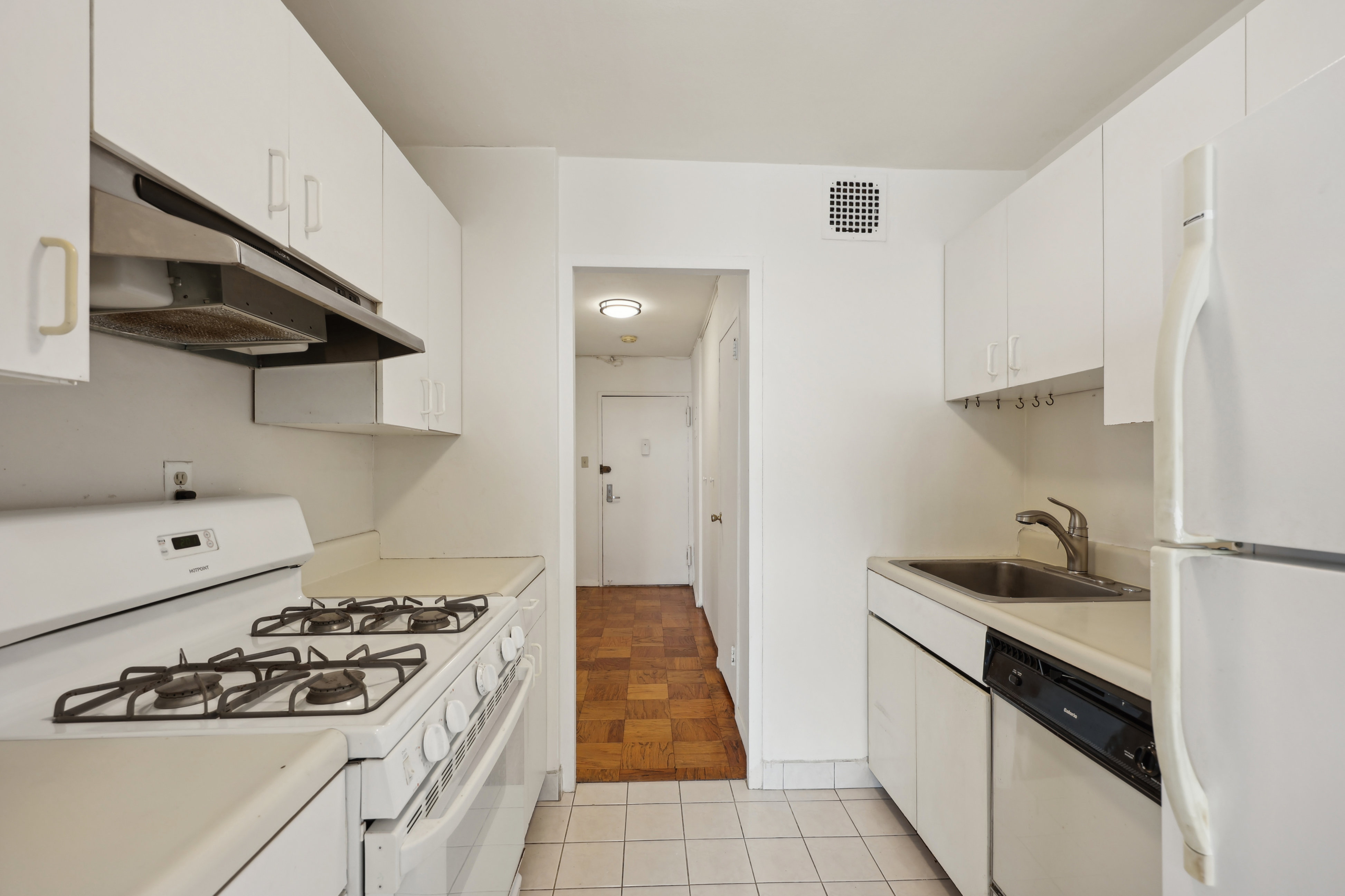 6040 Boulevard Unit# 24F