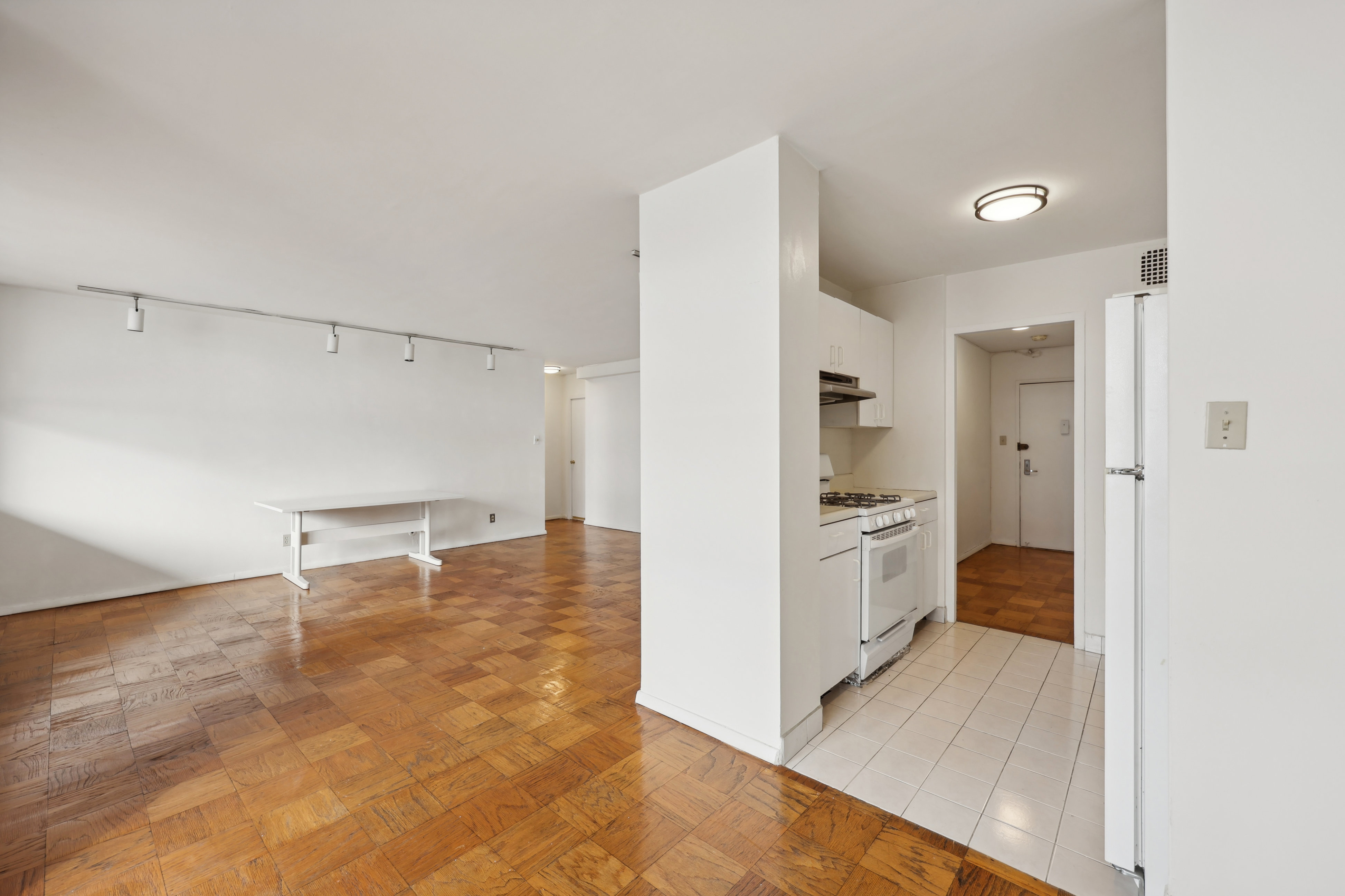 6040 Boulevard Unit# 24F