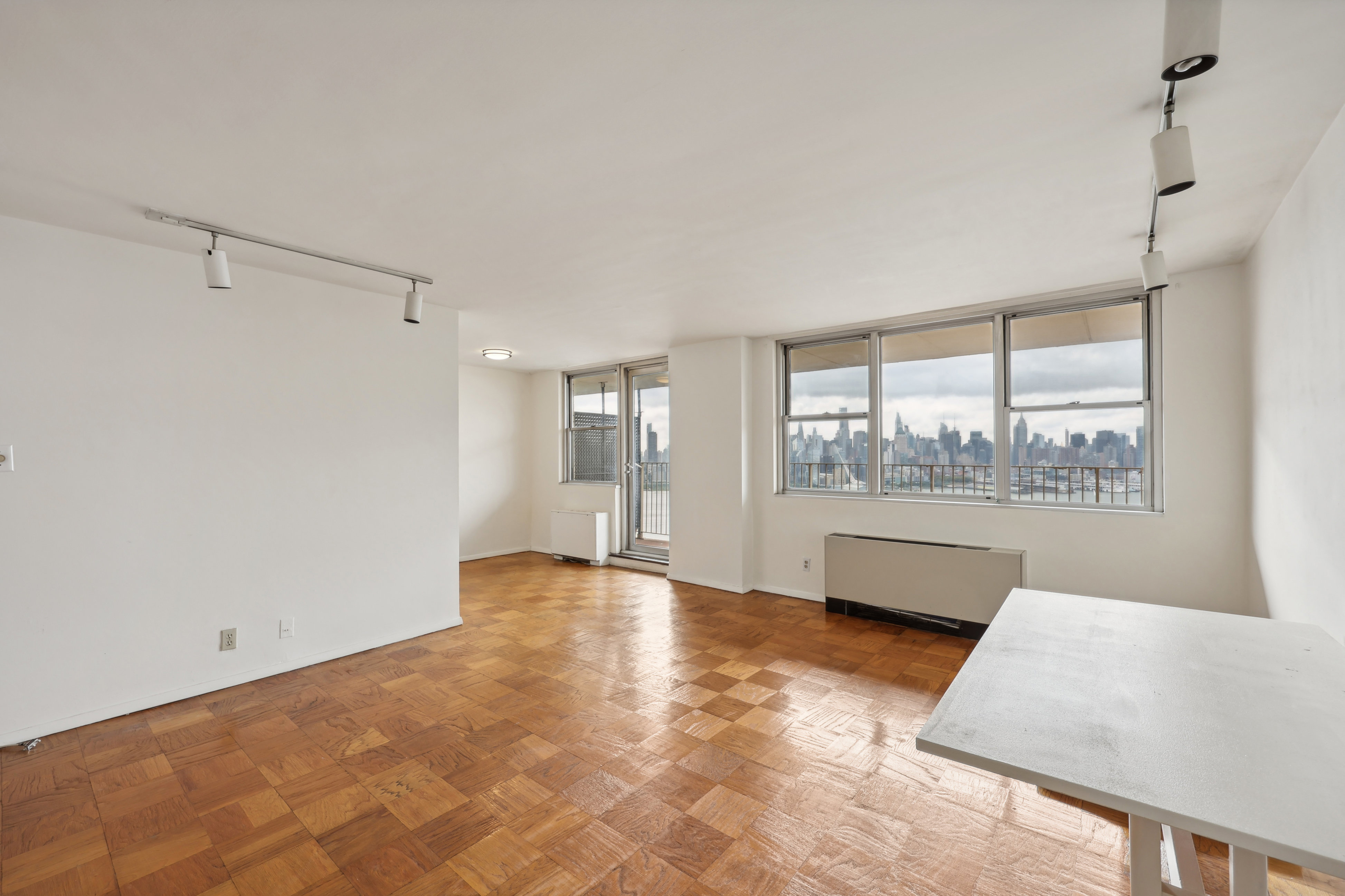 6040 Boulevard Unit# 24F