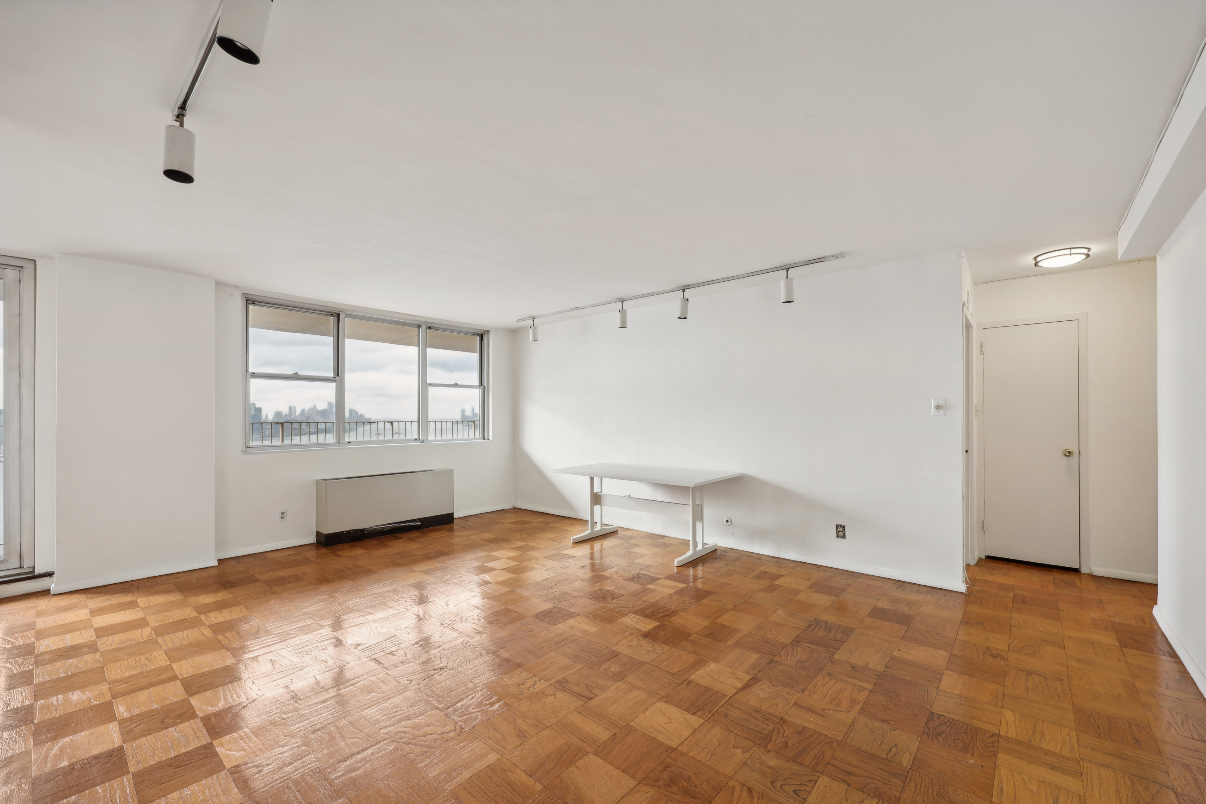 6040 Boulevard Unit# 24F