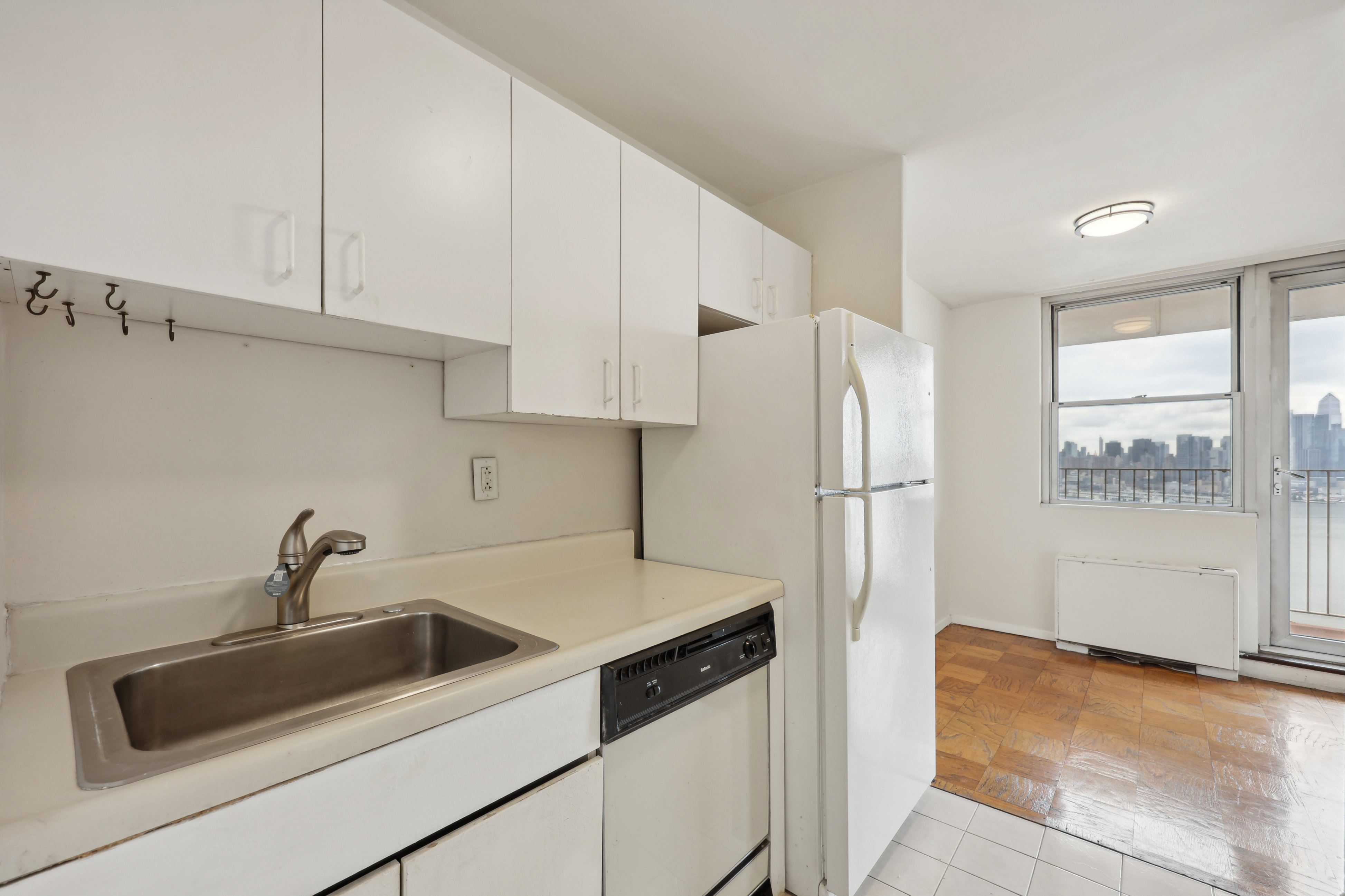 6040 Boulevard Unit# 24F
