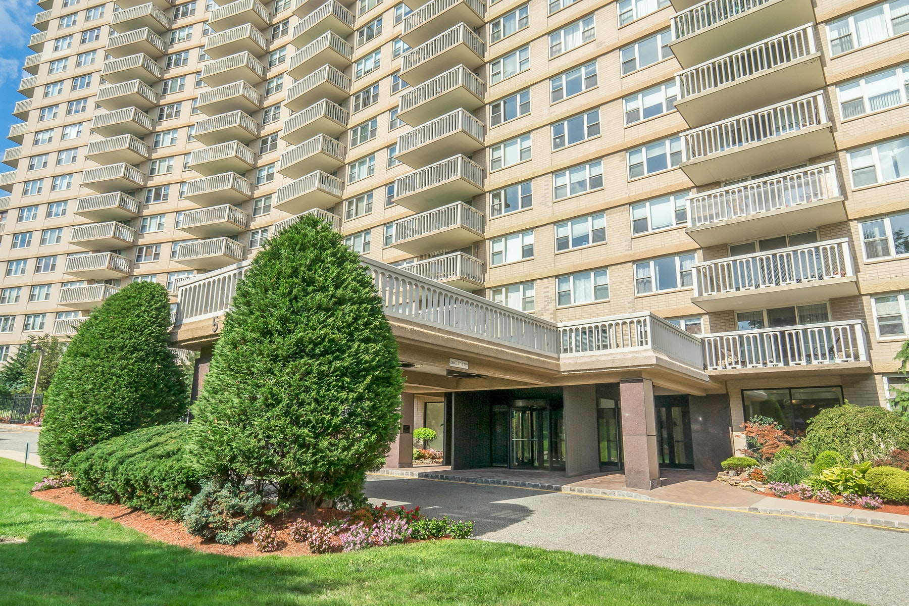 555 North Avenue Unit# 4L