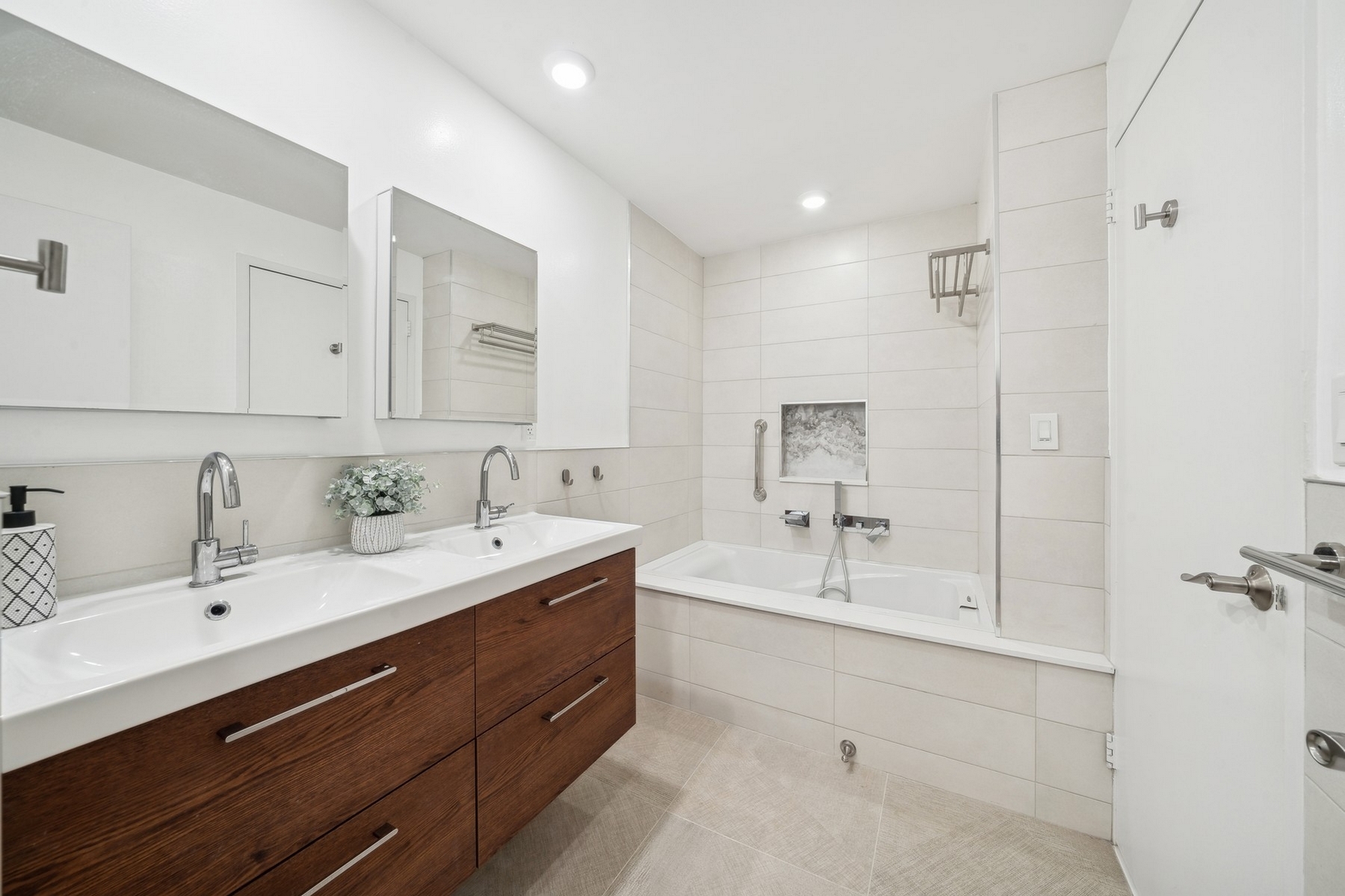 518 Gregory Ave Unit# A220