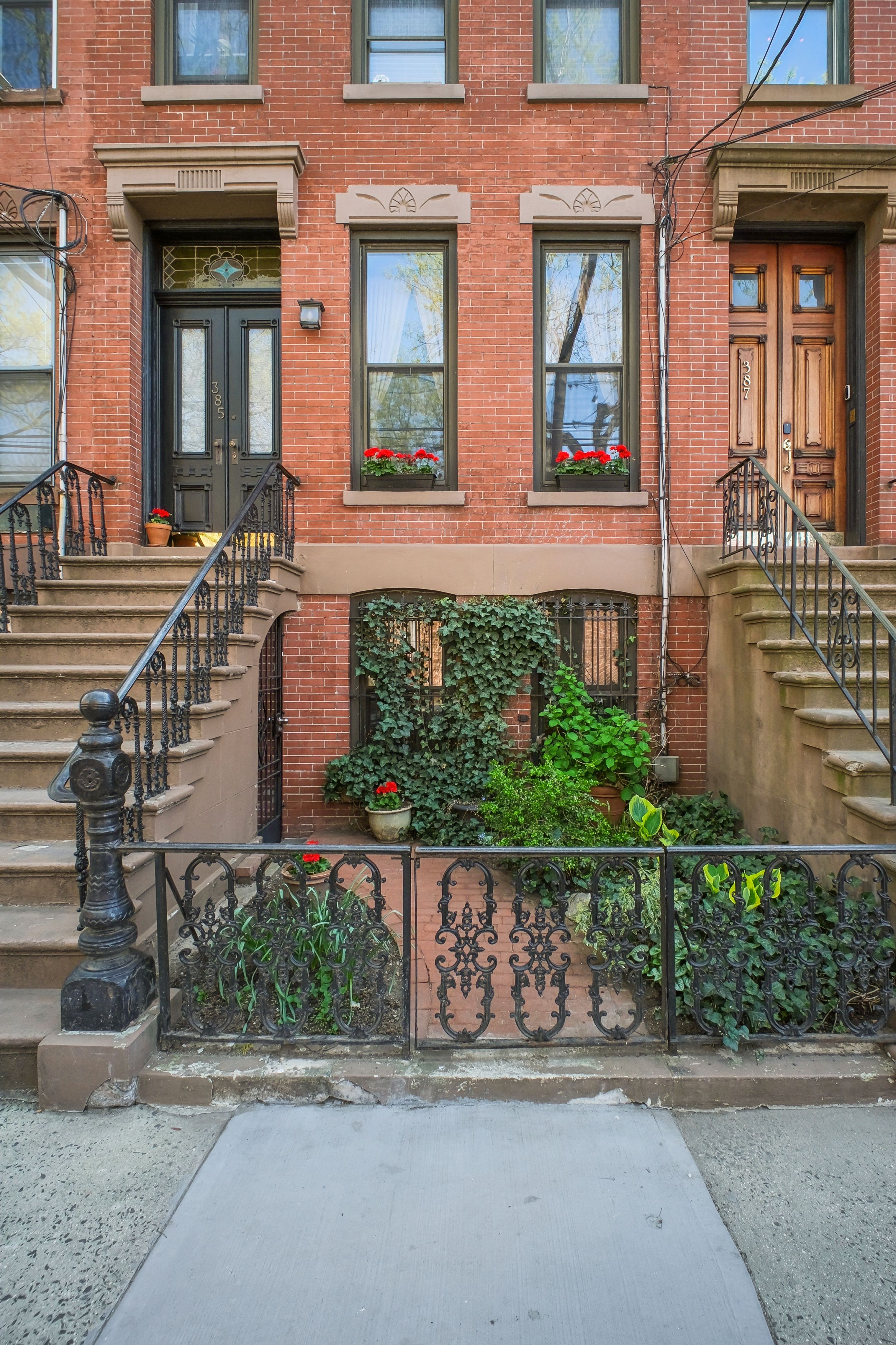 385 York Street 