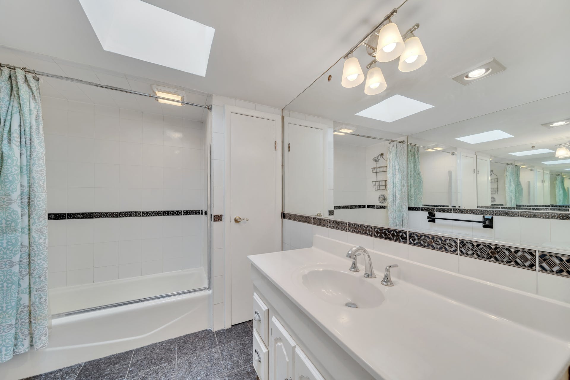 322 Webster Ave Unit# 1FL