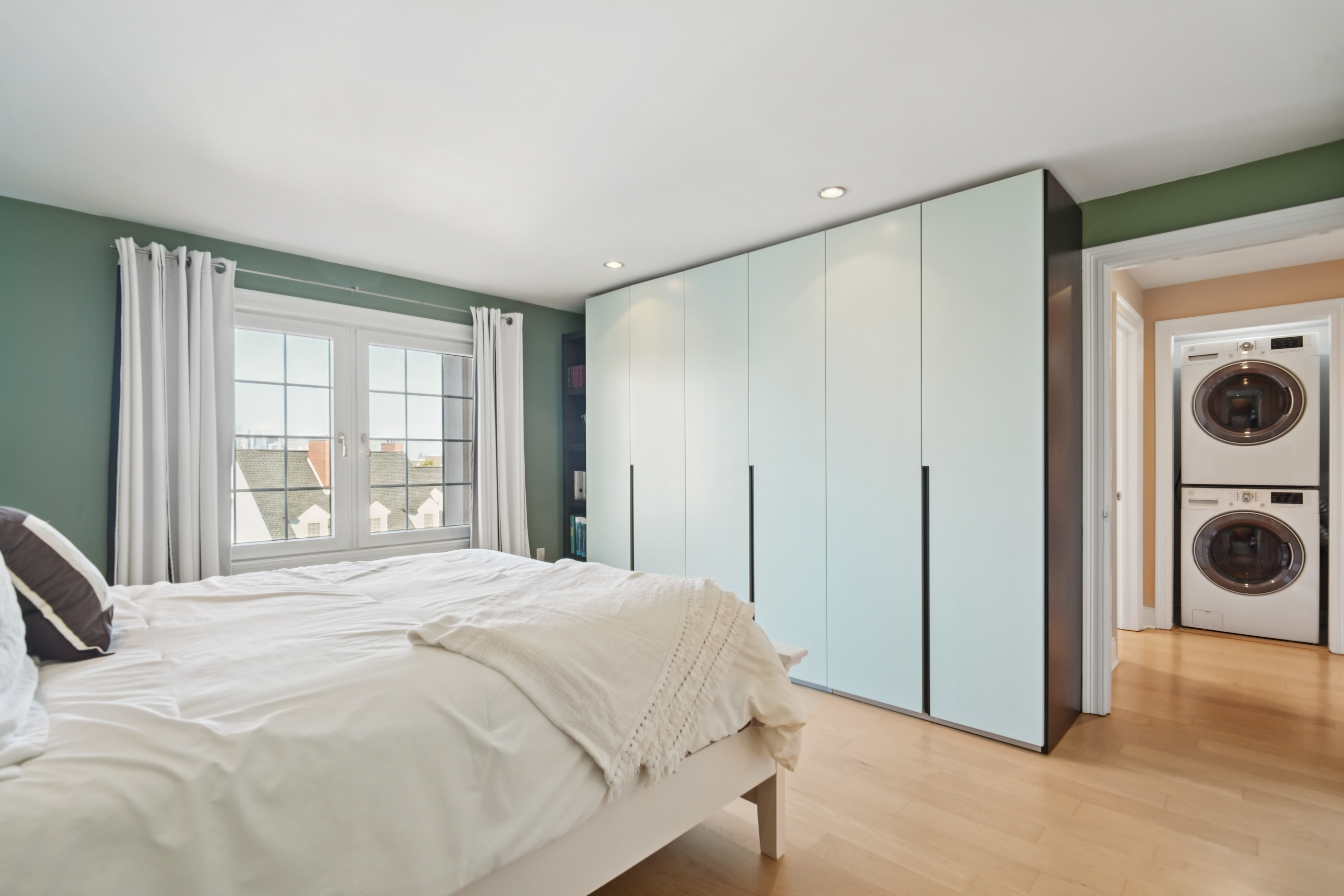 204 -52 Shearwater Court West 