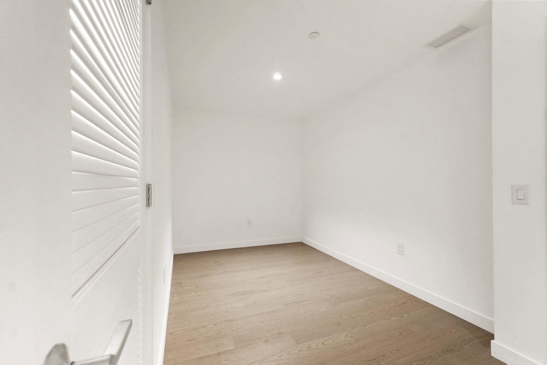 75 Park Lane South Unit# 1708