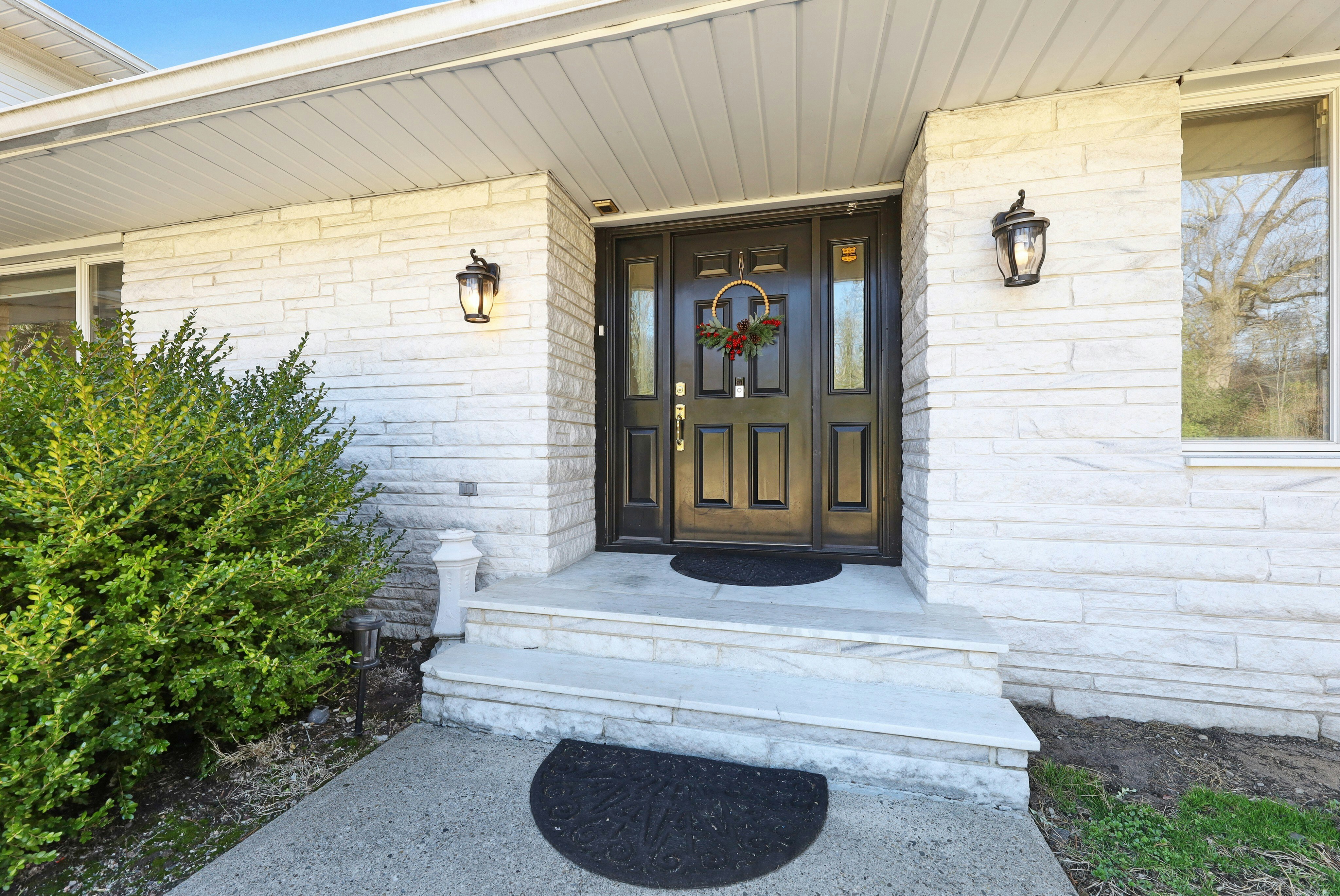 919 Colonial Road 
