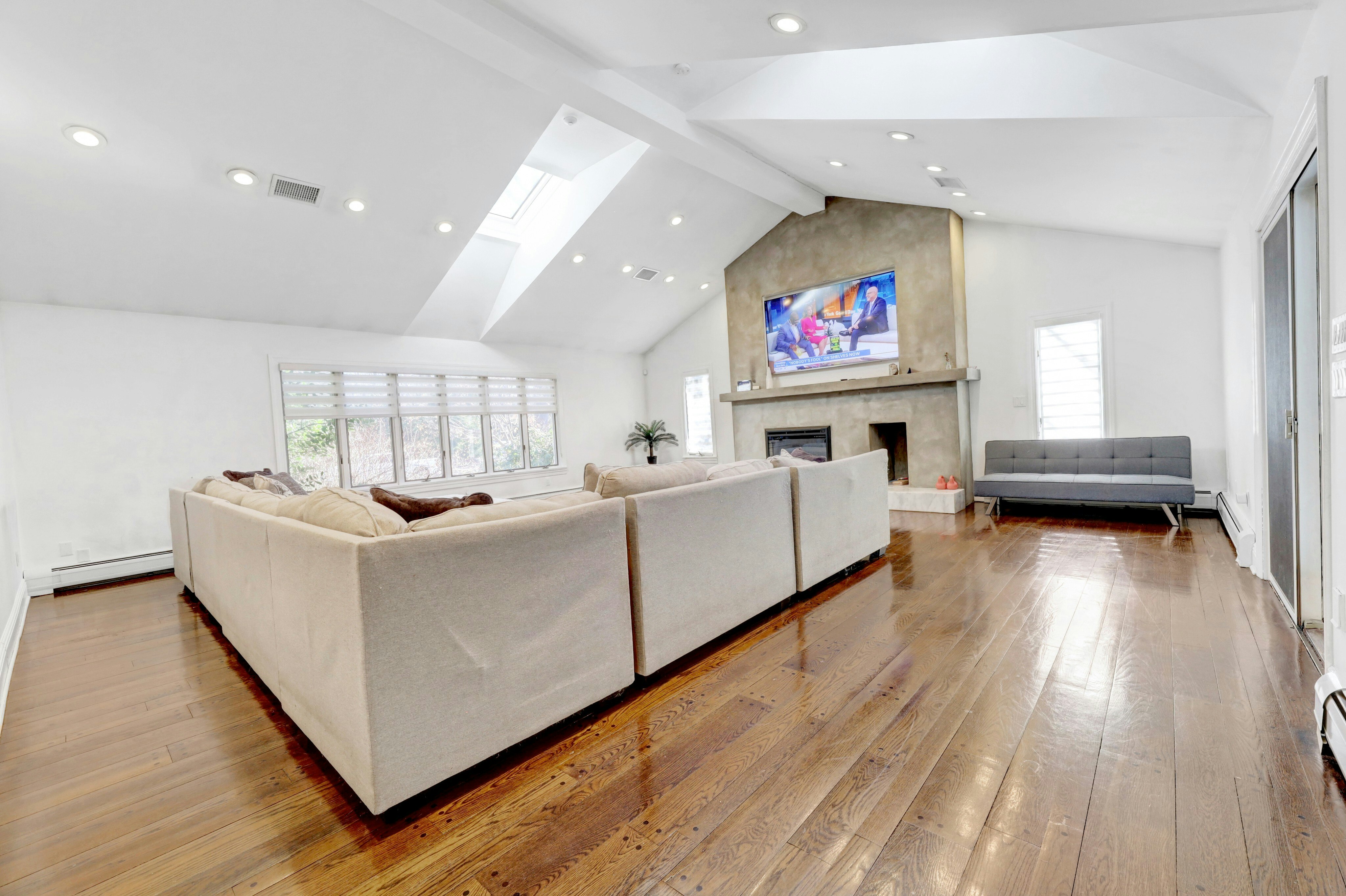 919 Colonial Road 