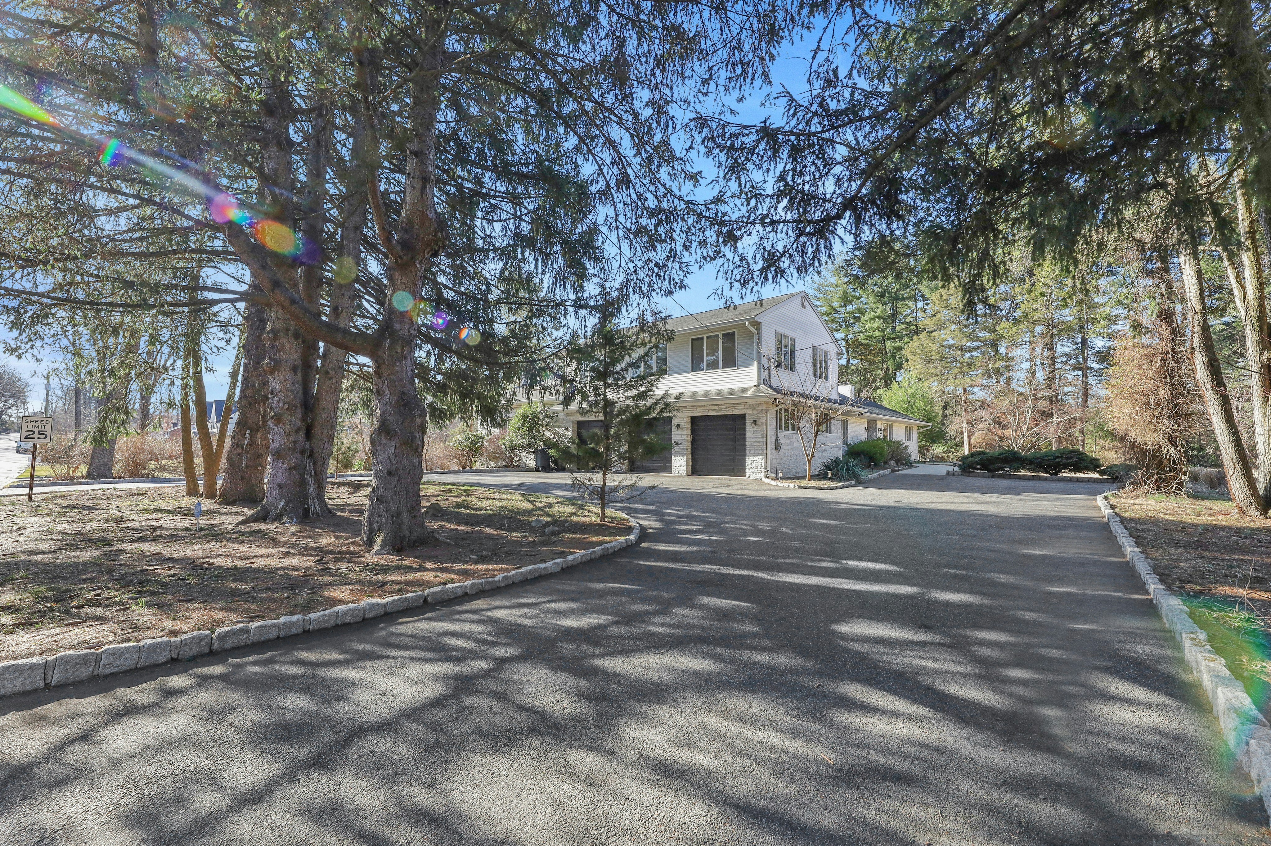 919 Colonial Road 