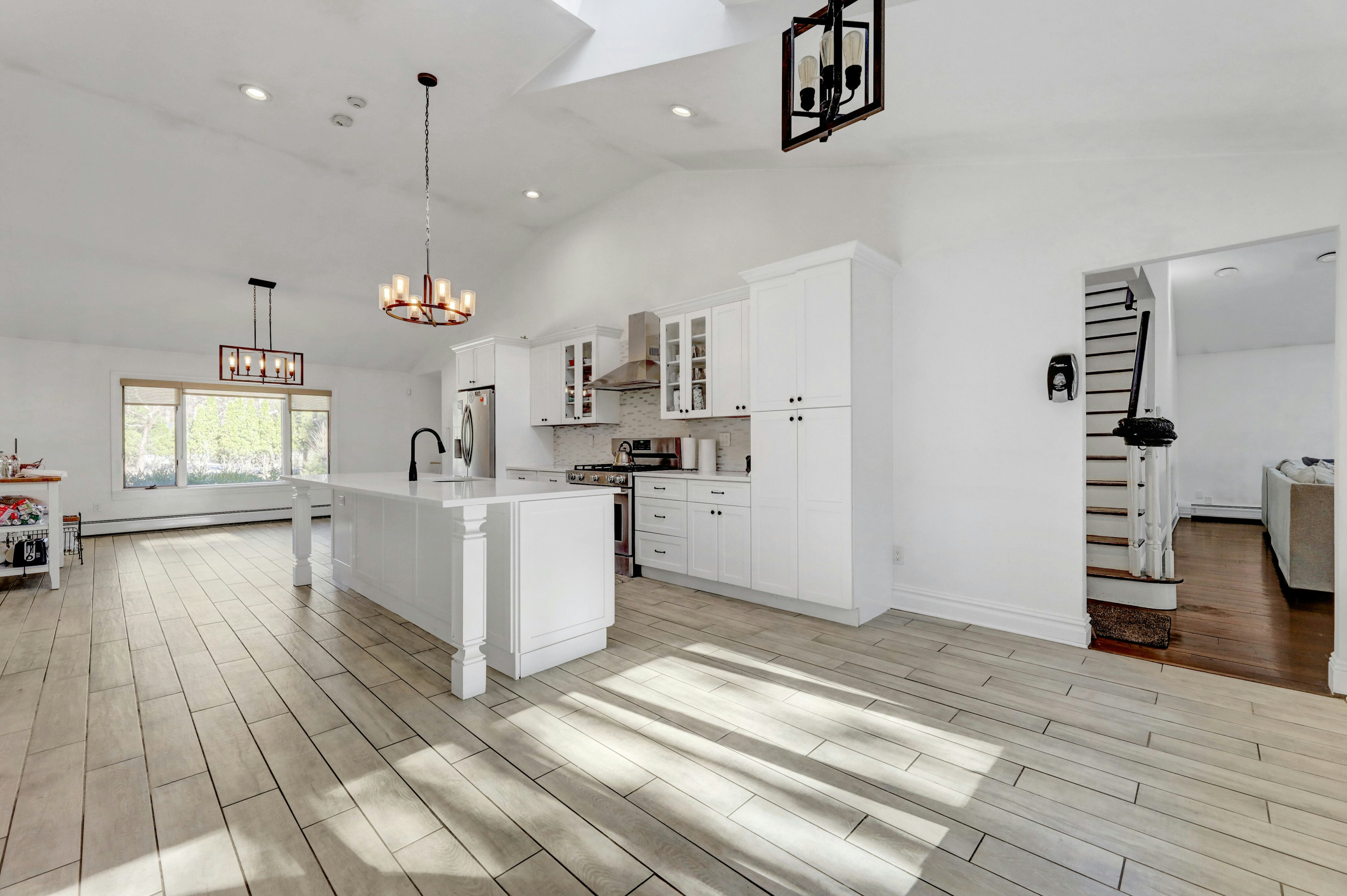 919 Colonial Road 