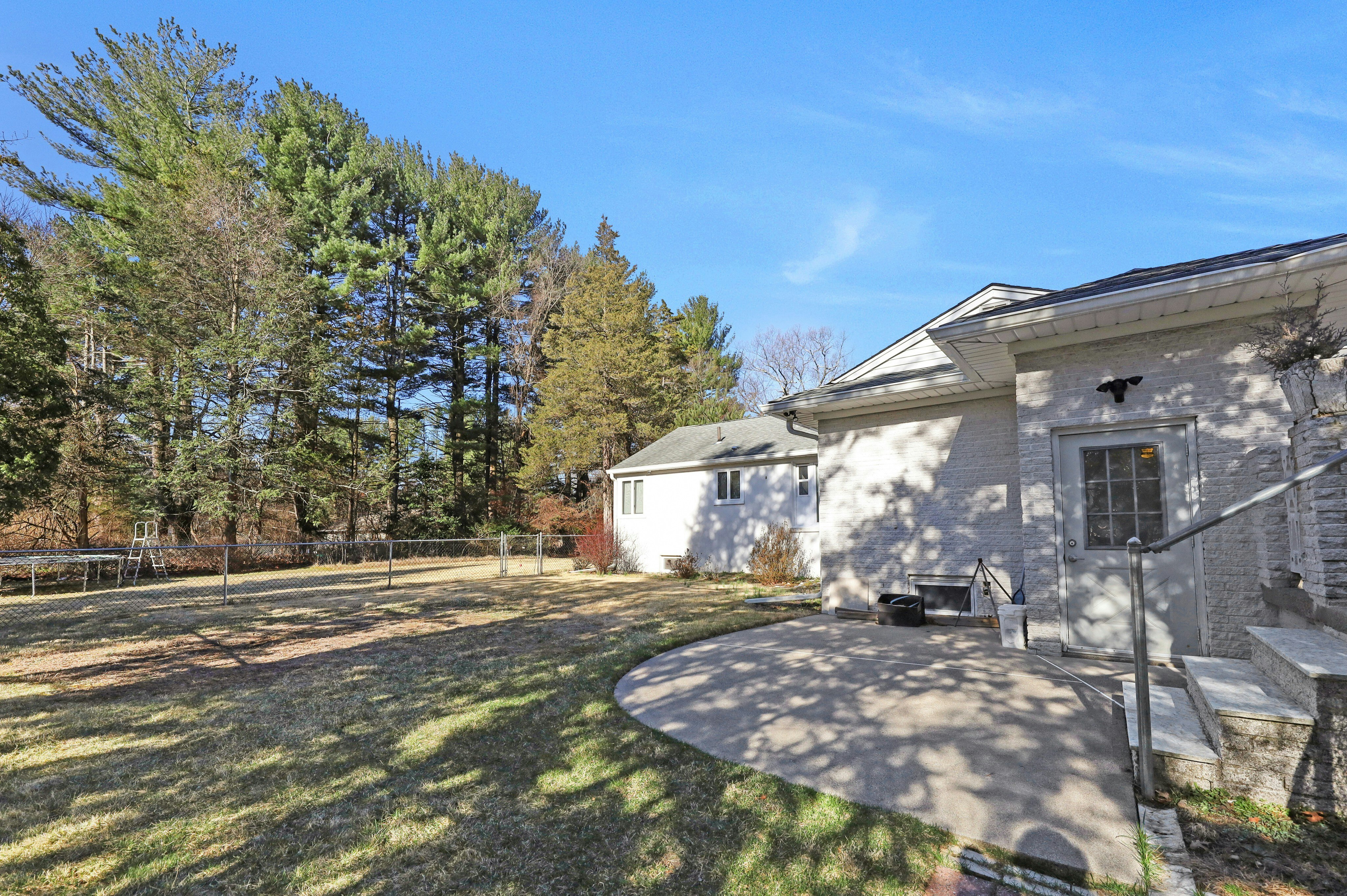919 Colonial Road 