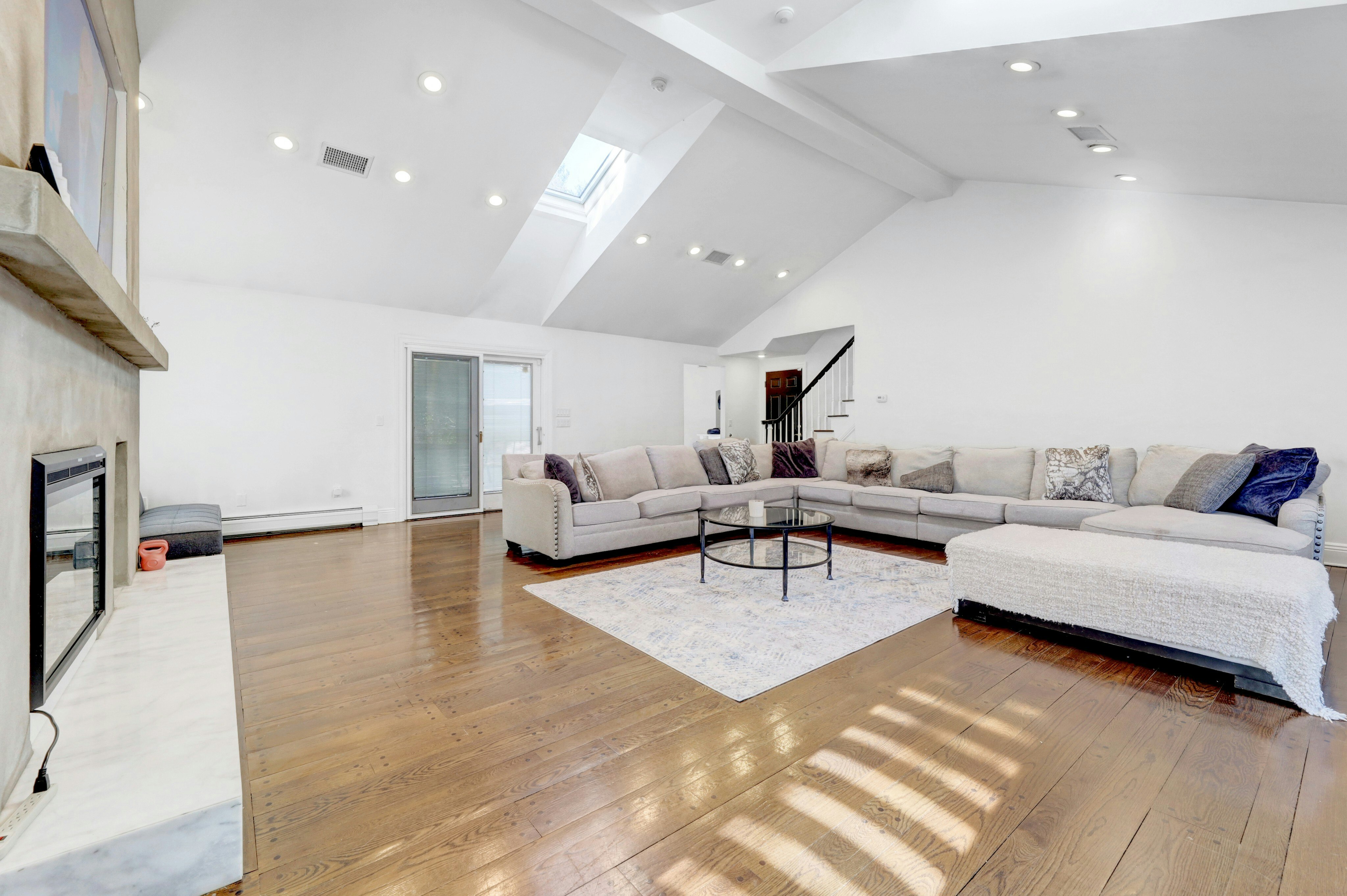 919 Colonial Road 