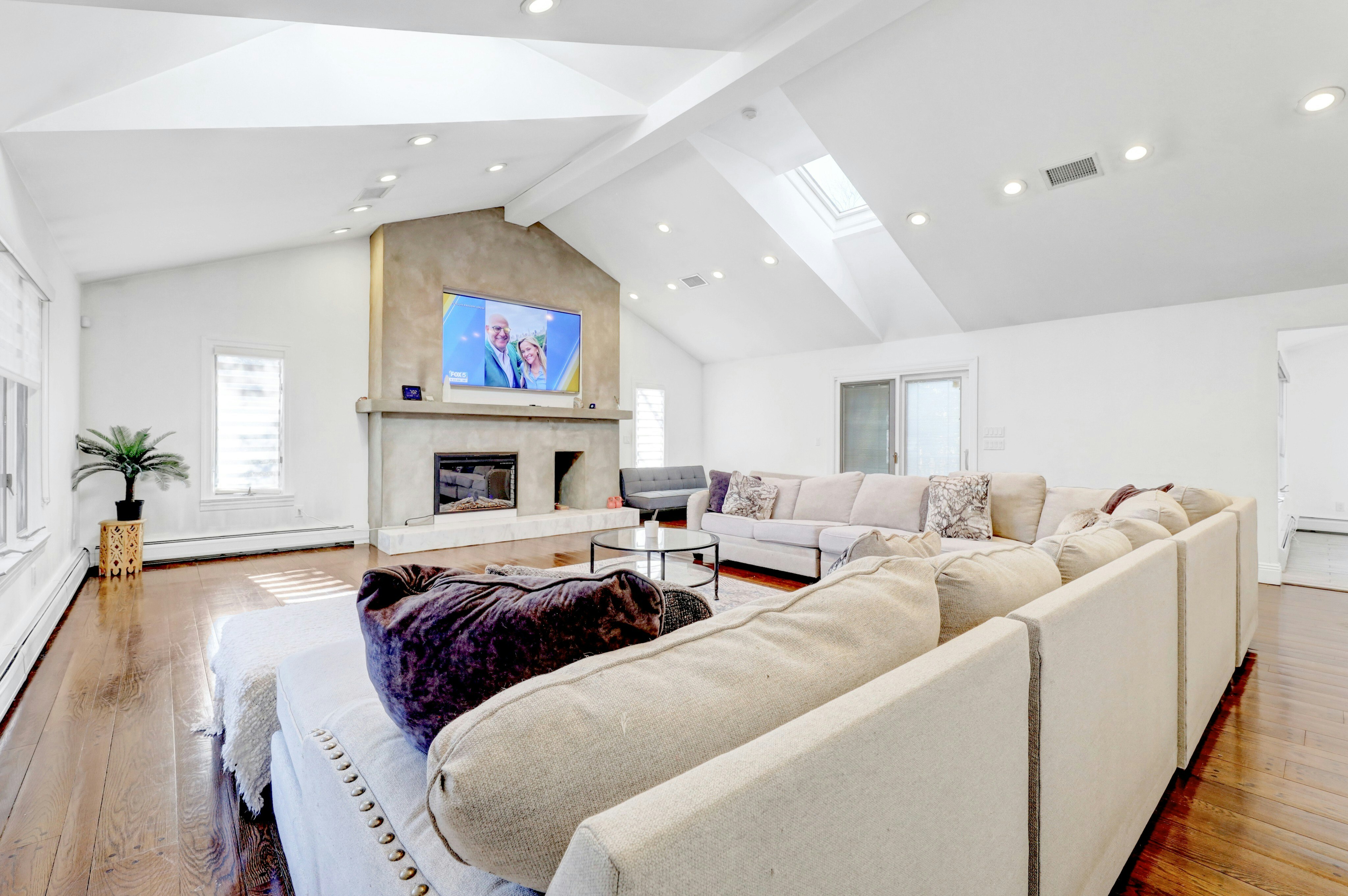919 Colonial Road 