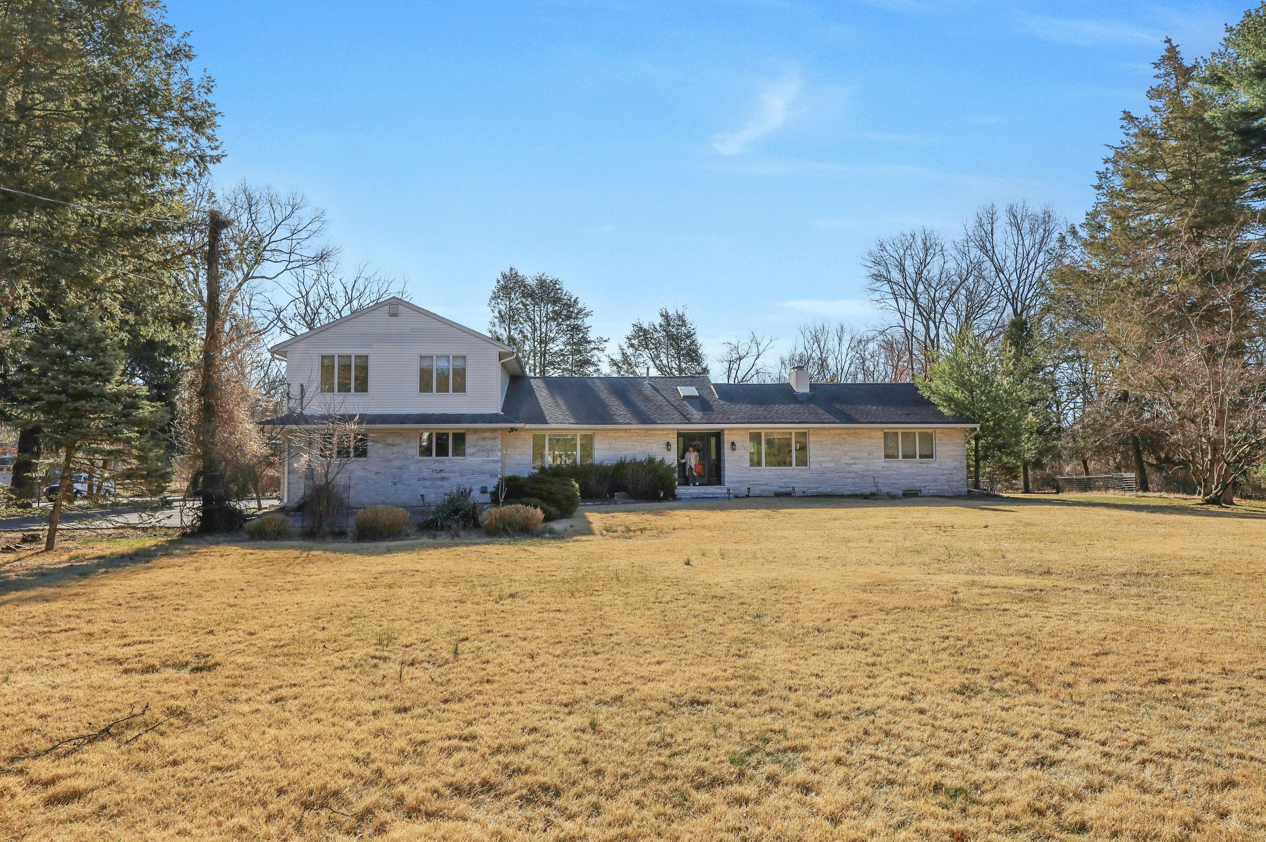 919 Colonial Road 