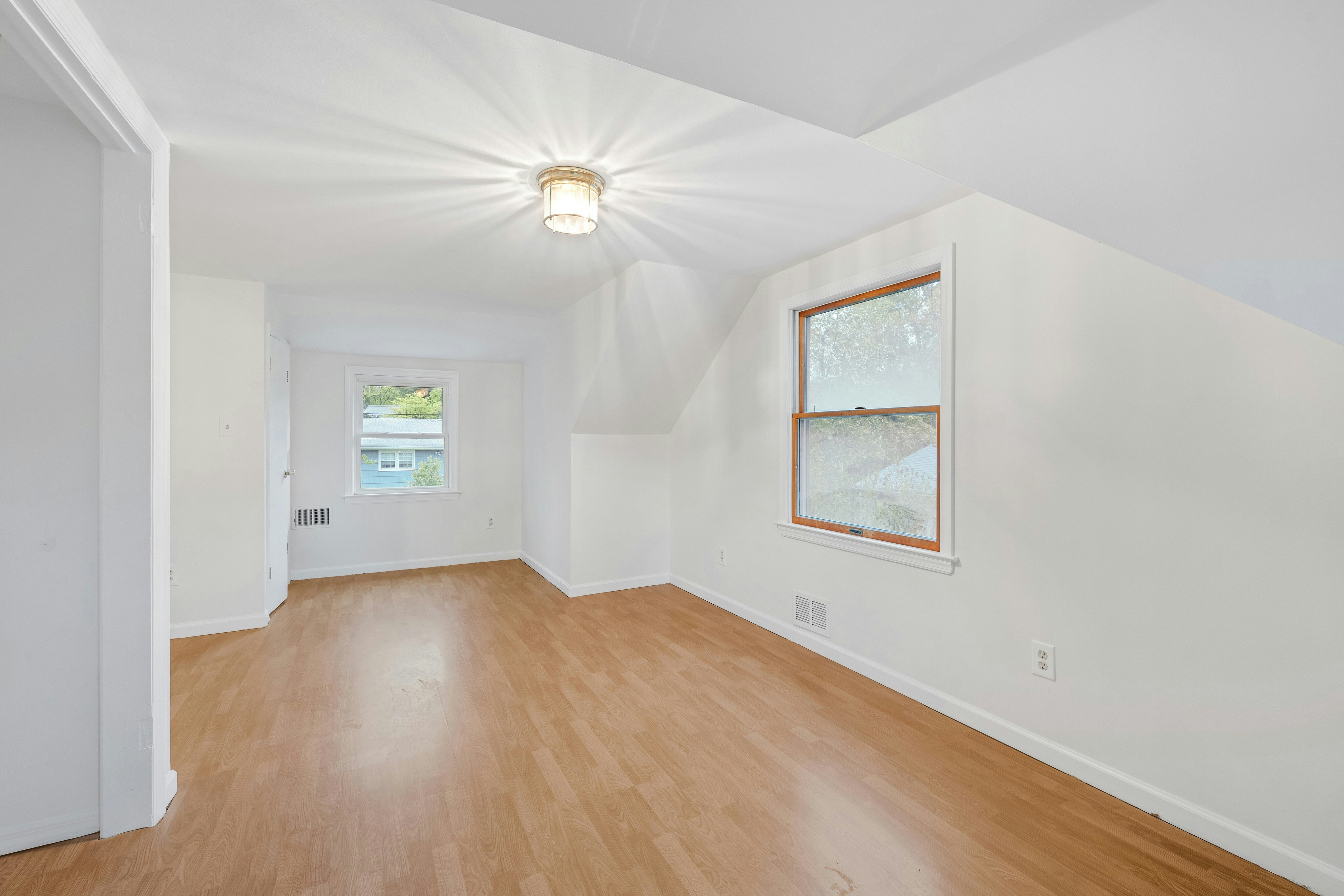 16 Lakeside Avenue 